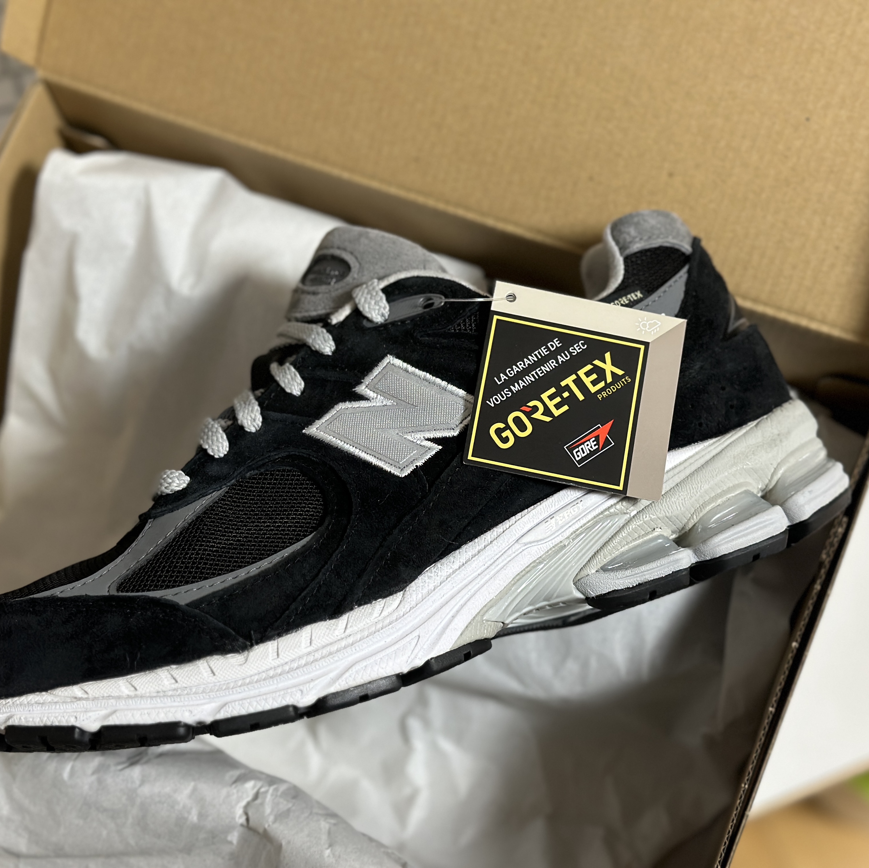 New Balance 2002R Gore-Tex Black Silver Metalic 착용 스타일 - 2