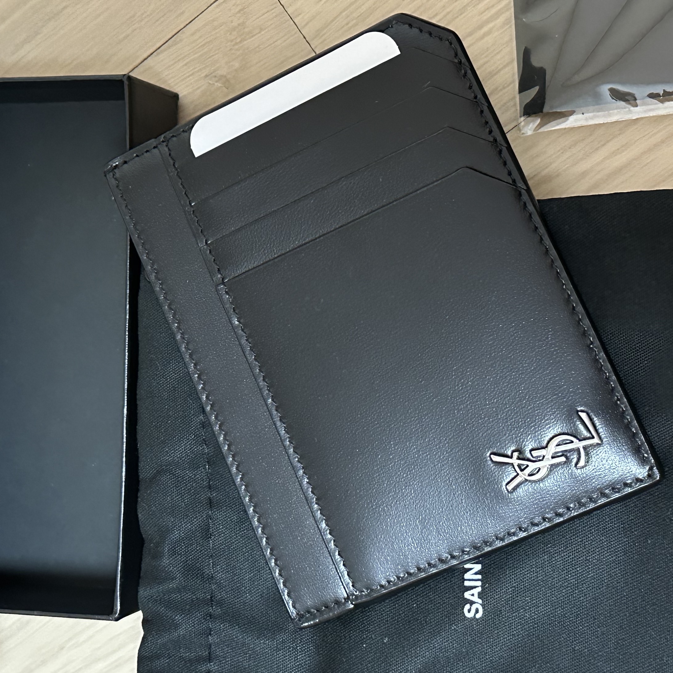 Saint Laurent Mini ID Card Case in Matte Leather Black 착용 스타일