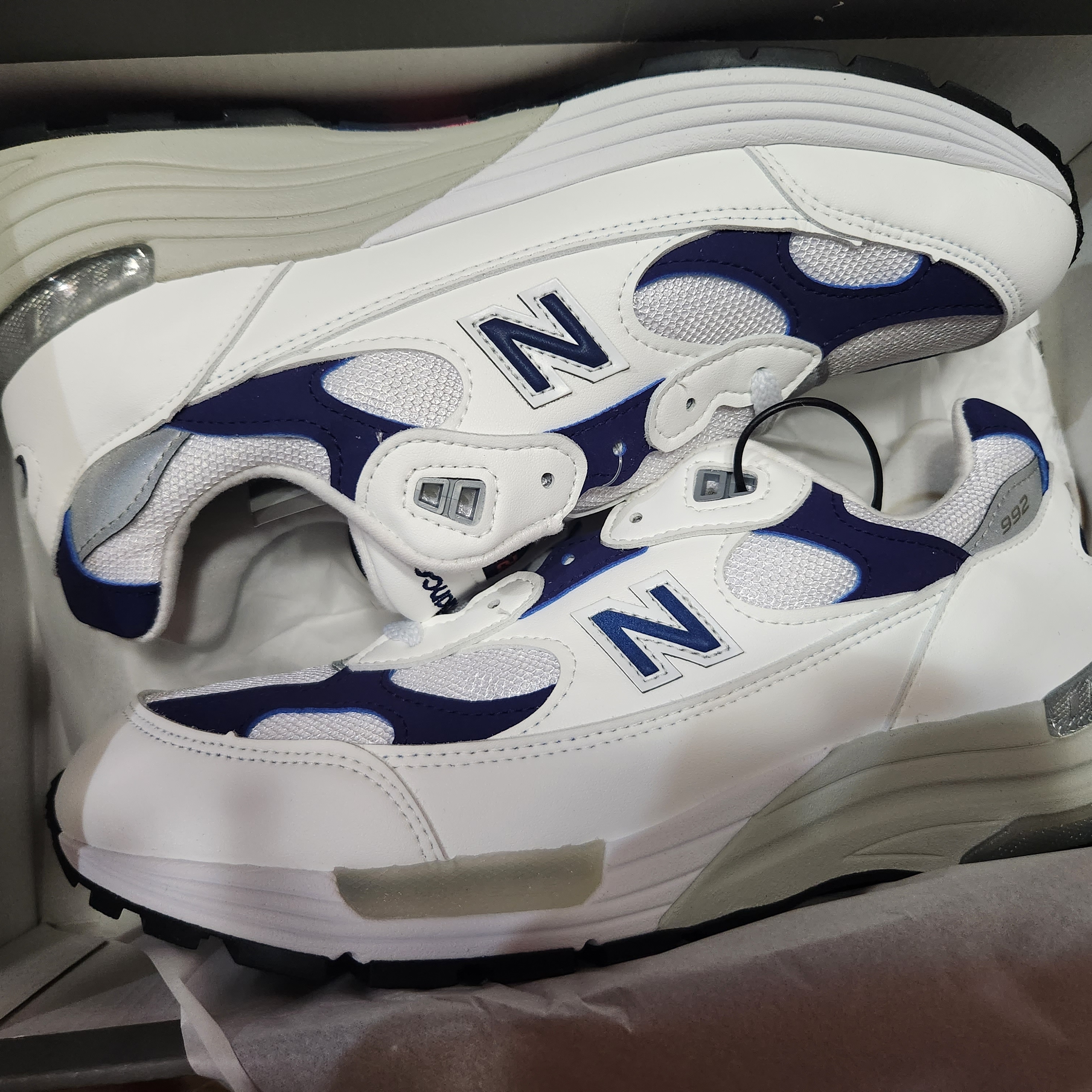 New Balance 992 Made in USA White Navy 착용 스타일