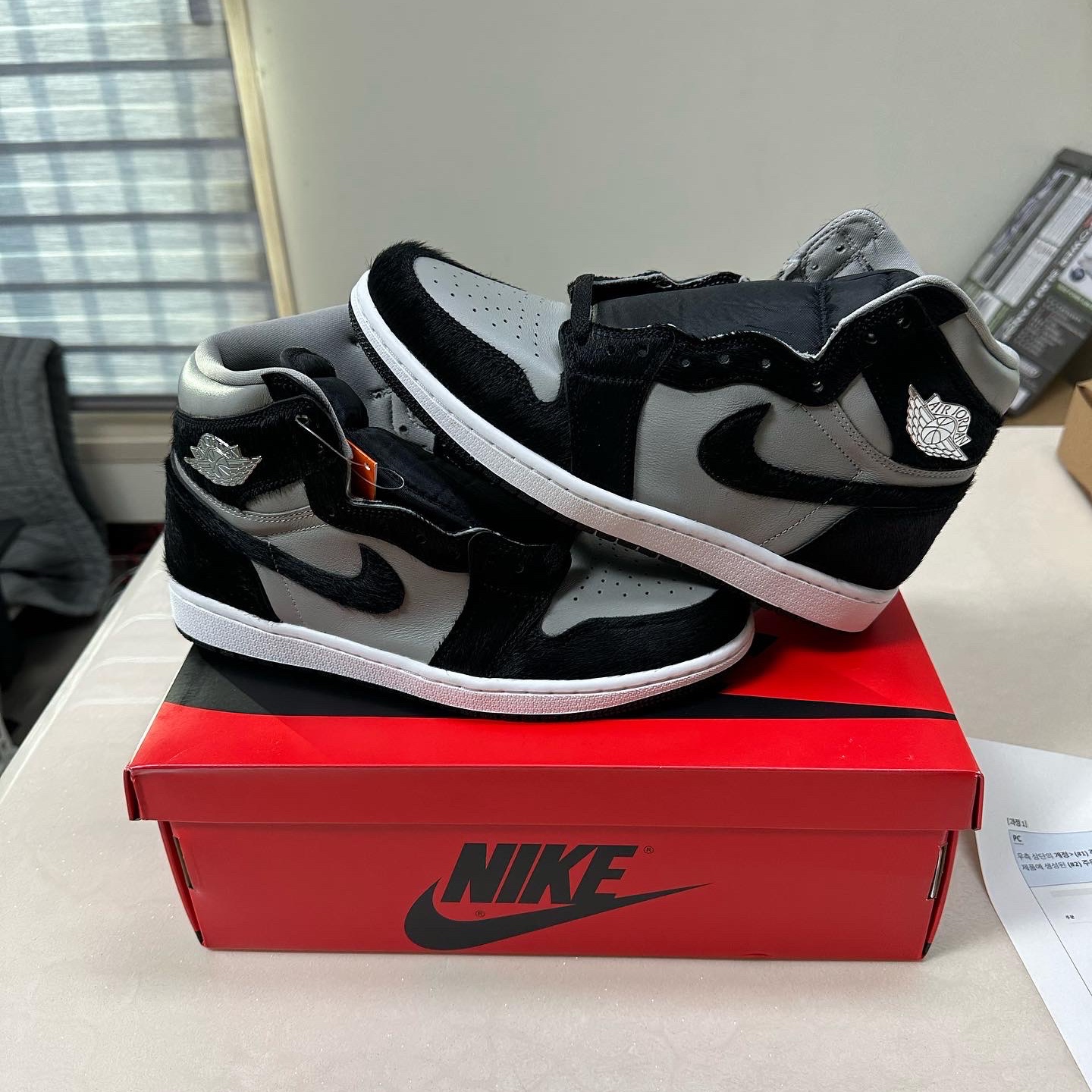 (W) Jordan 1 Retro High OG Medium Grey 착용 스타일 - 1
