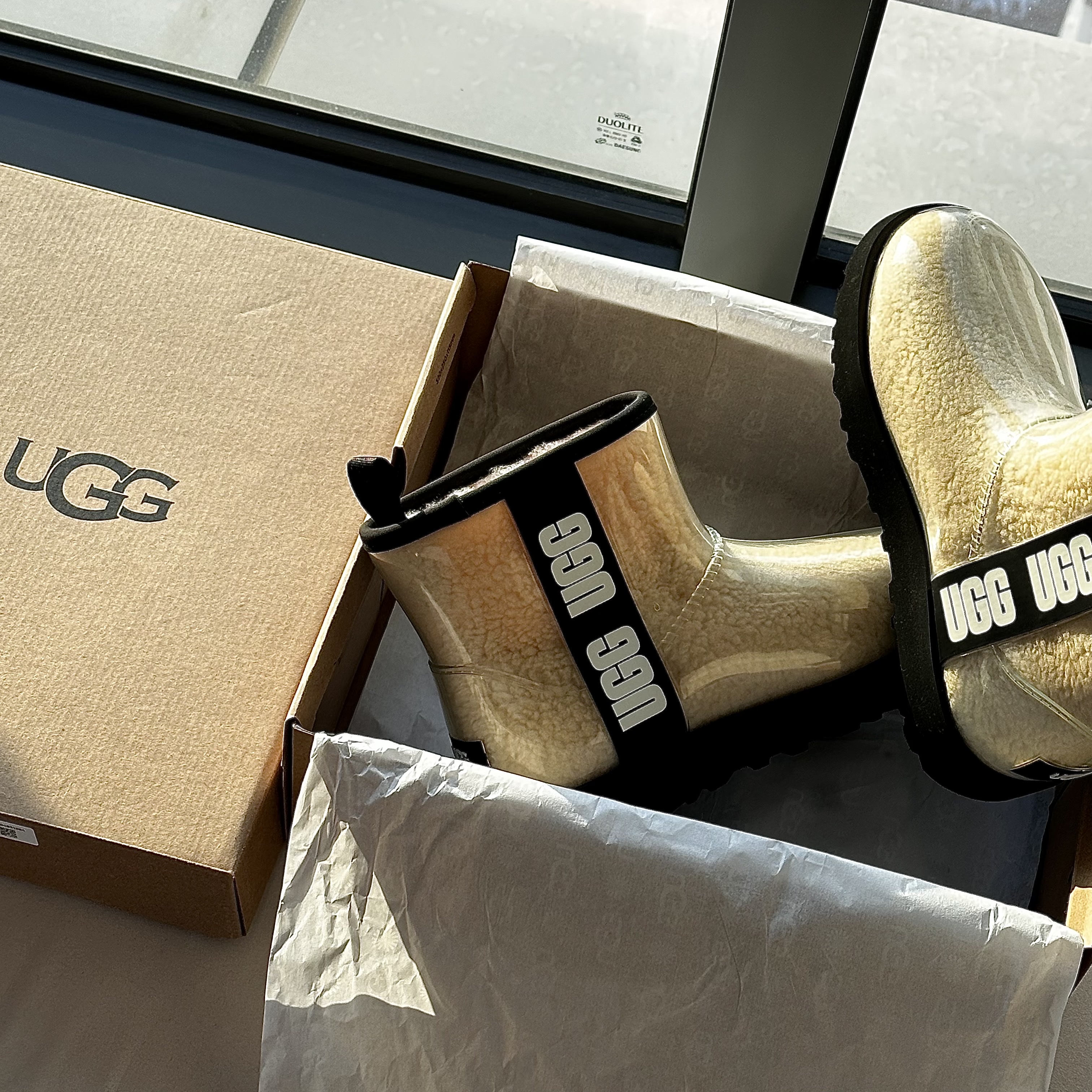 (W) UGG Classic Clear Mini Boots Natural Black 착용 스타일