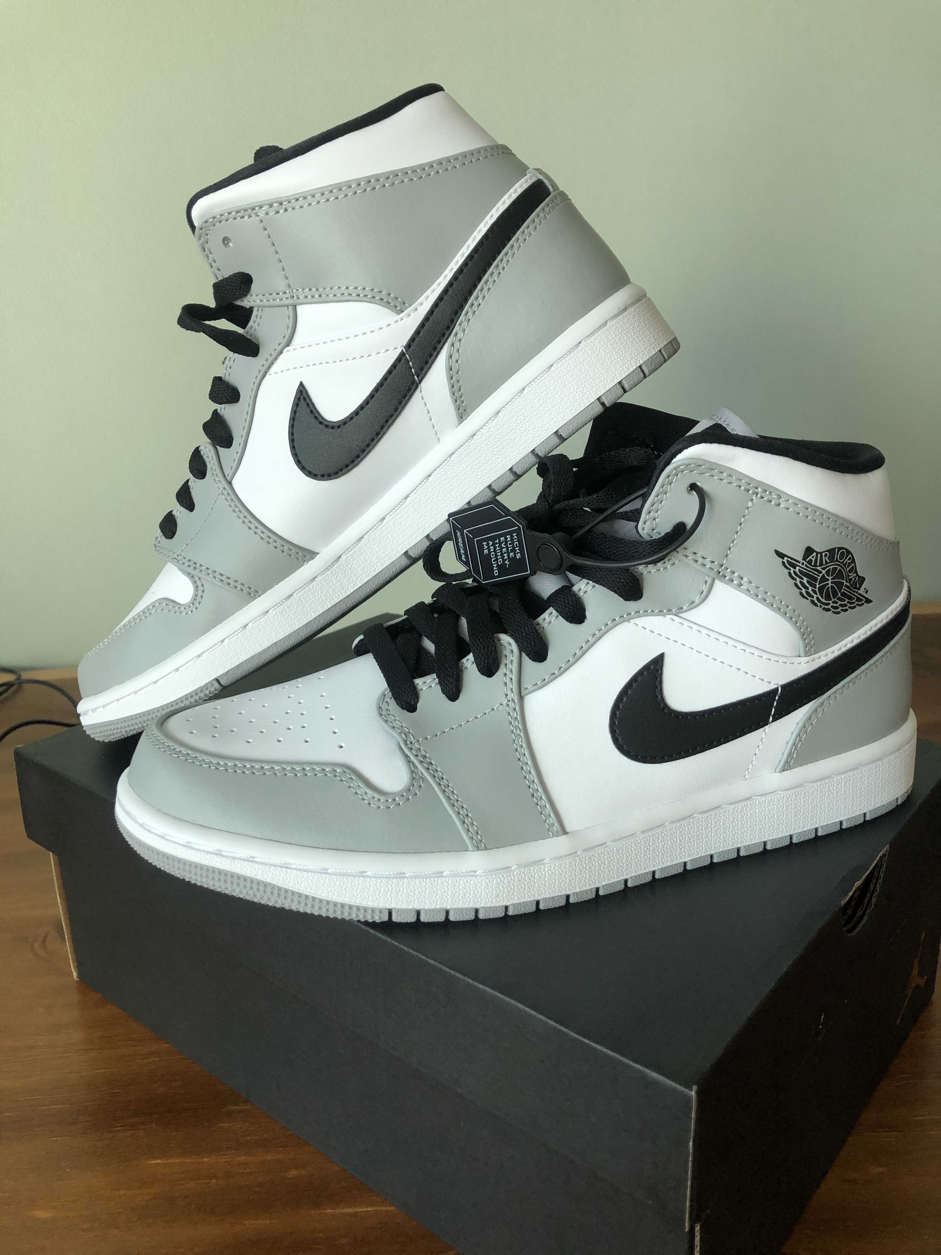 Jordan 1 Mid Light Smoke Grey 착용 스타일