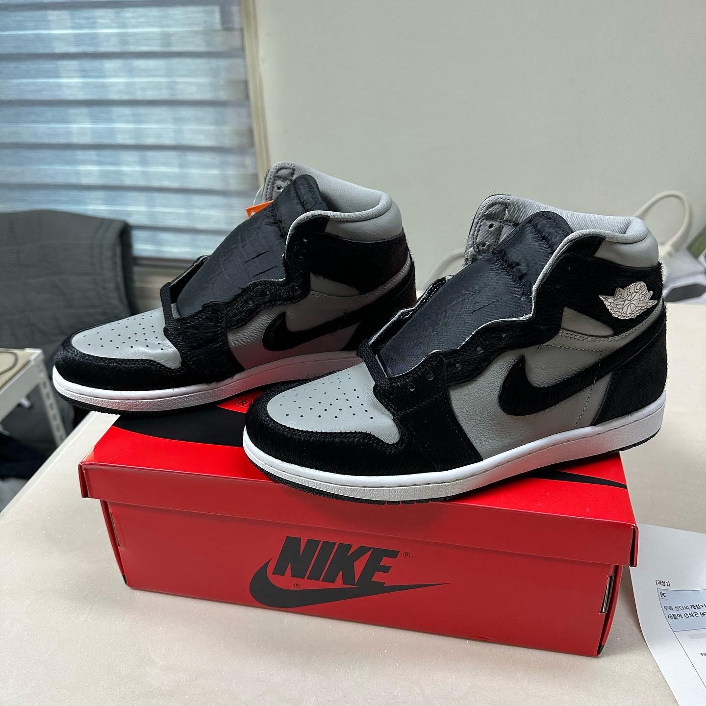 (W) Jordan 1 Retro High OG Medium Grey 착용 스타일 - 2