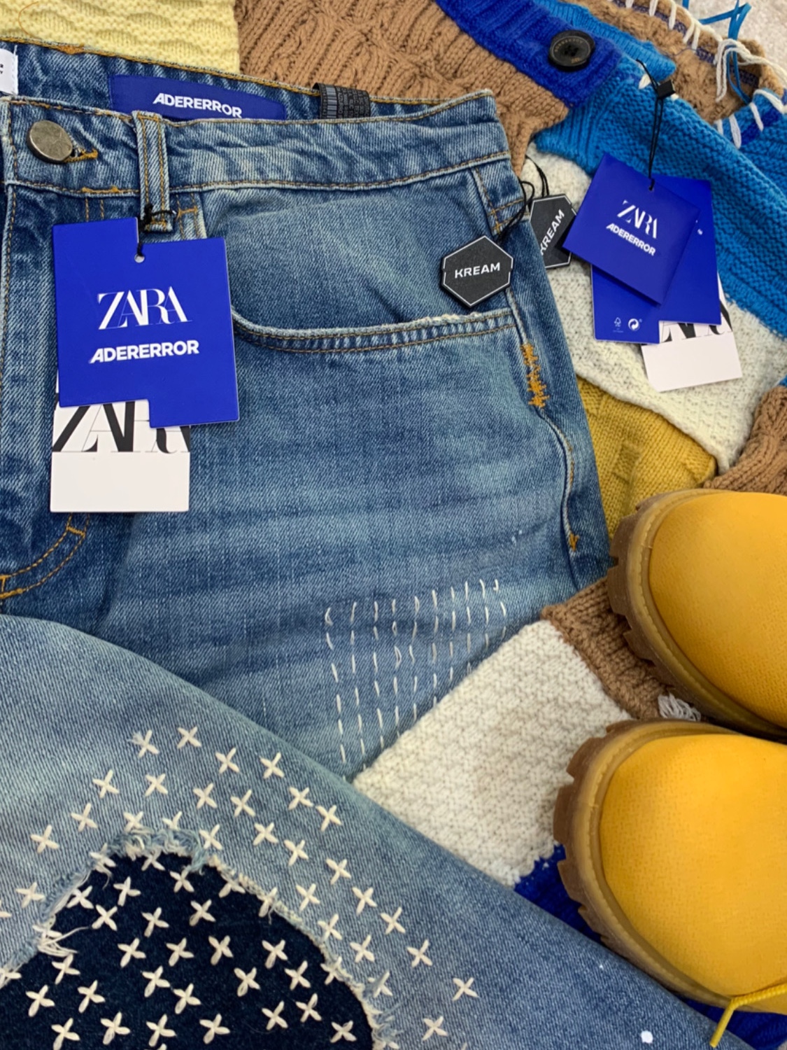 Zara x Ader Error Patchwork Jeans Blue, Zara x Ader Error Patchwork Oversize Knit Cardigan Multicolor 착용 스타일 - 1