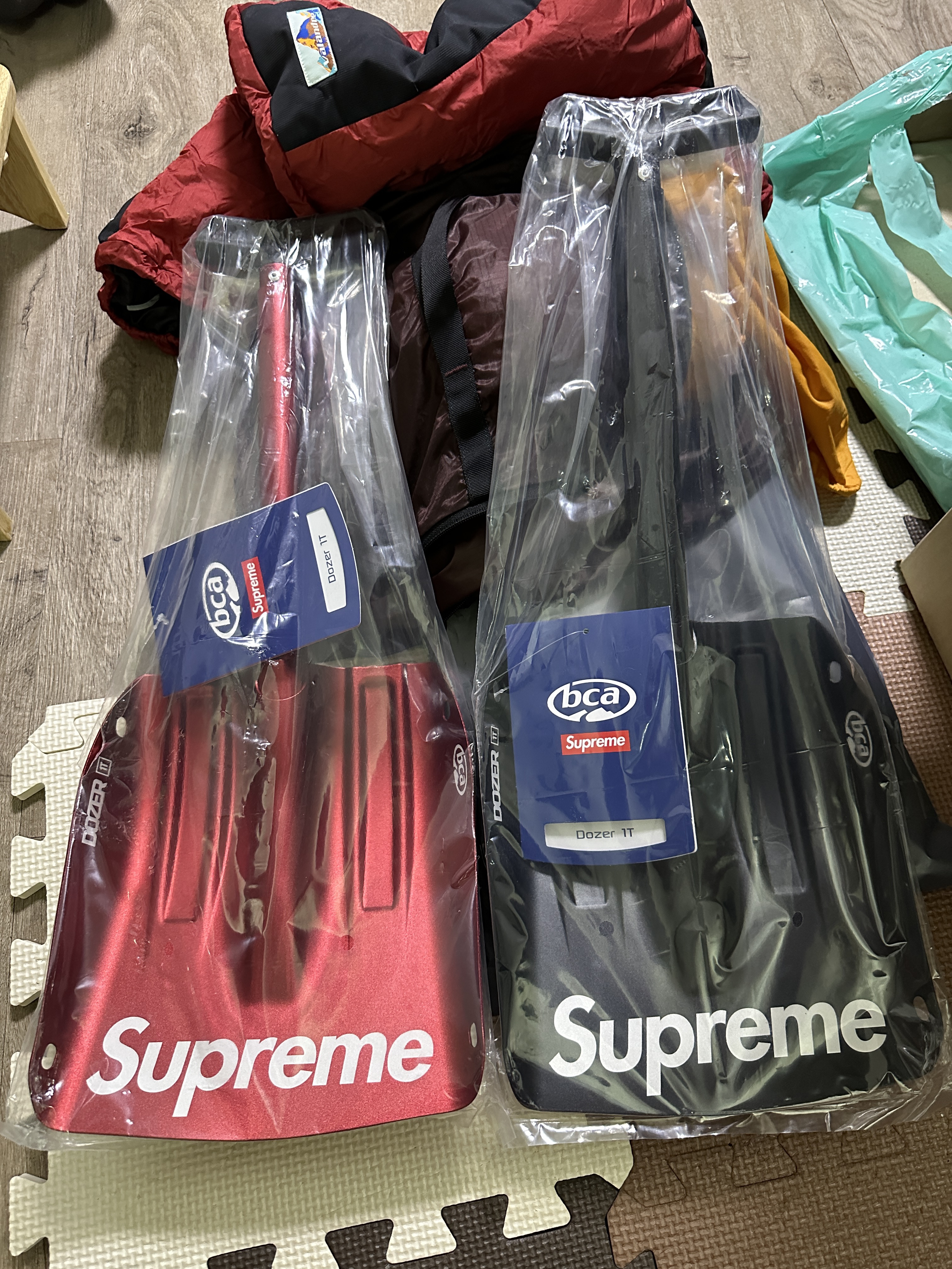 Supreme Backcountry Access Snow Shovel Red - 22FW, Supreme Backcountry Access Snow Shovel Black - 22FW 착용 스타일