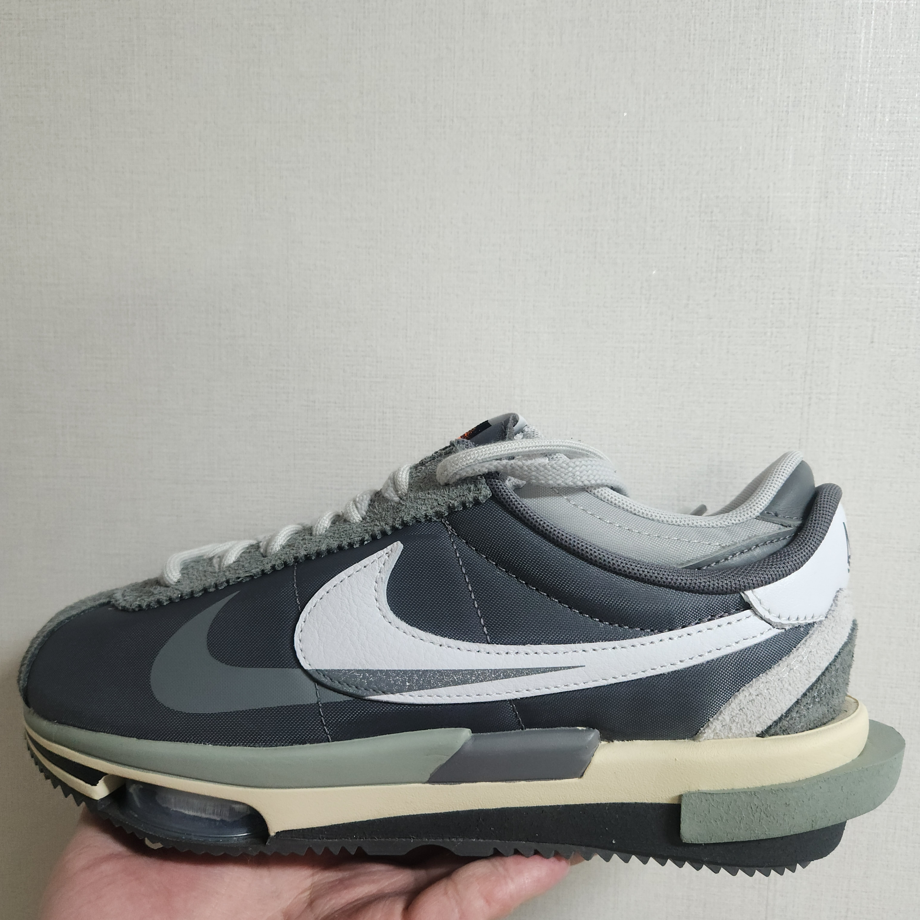 Nike x Sacai Zoom Cortez SP Iron Grey 착용 스타일 - 2