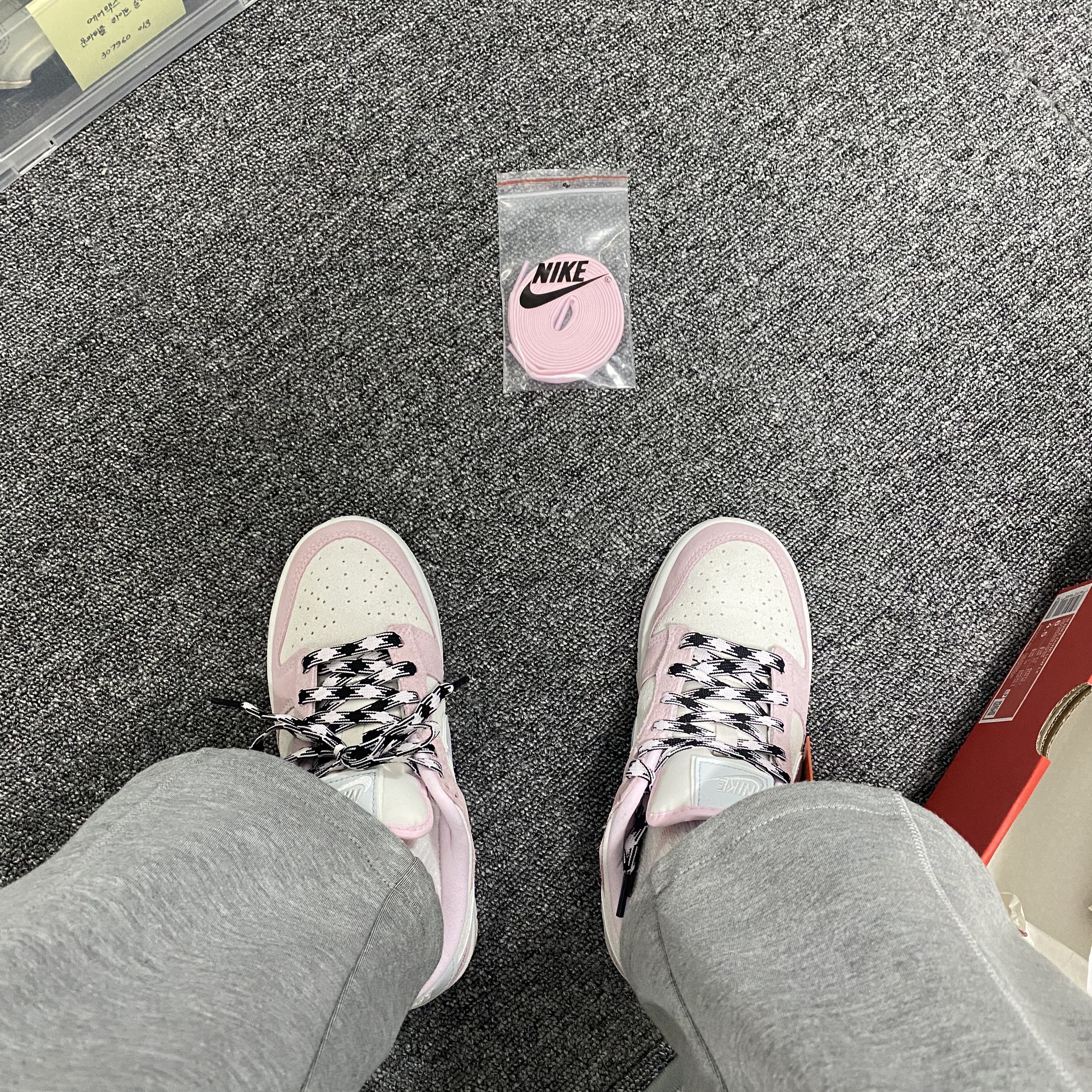 (W) Nike Dunk Low LX Pink Foam 착용 스타일 - 1
