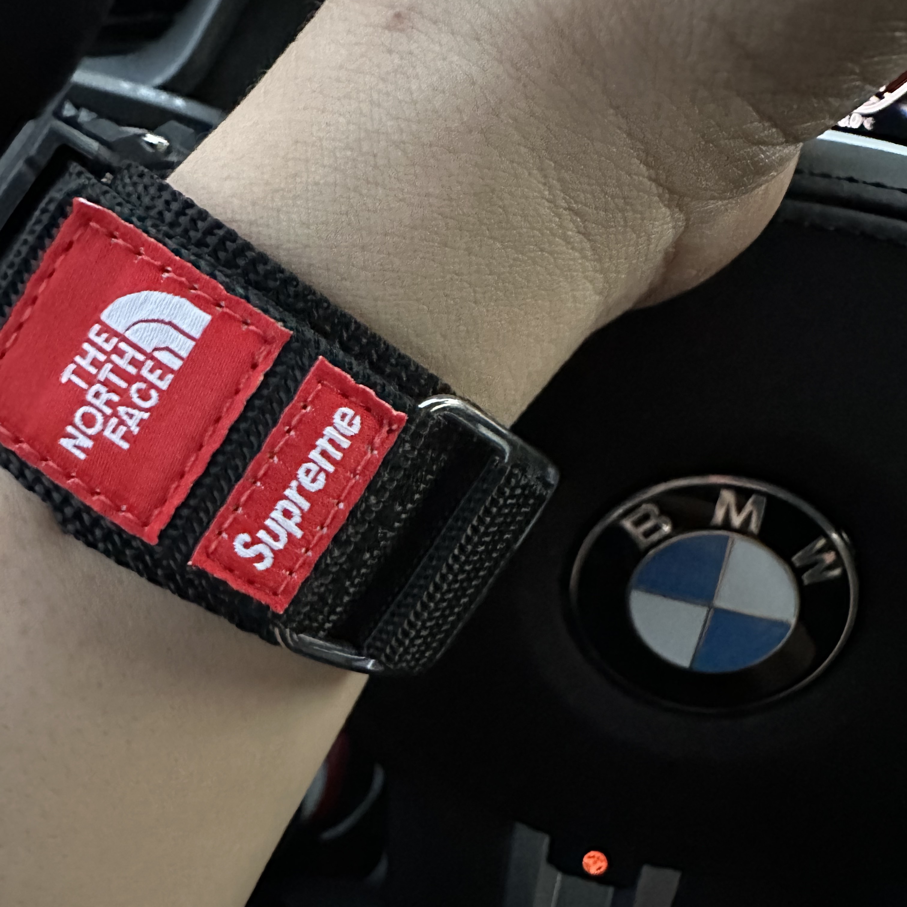 Casio G-Shock x Supreme x The North Face DW-6900 Black 착용 스타일 - 2