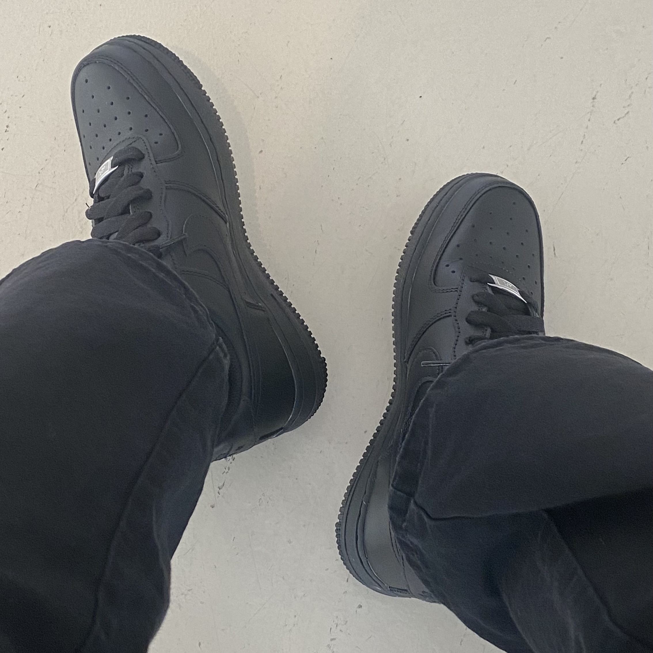 Nike Air Force 1 '07 Low Triple Black 착용 스타일 - 3