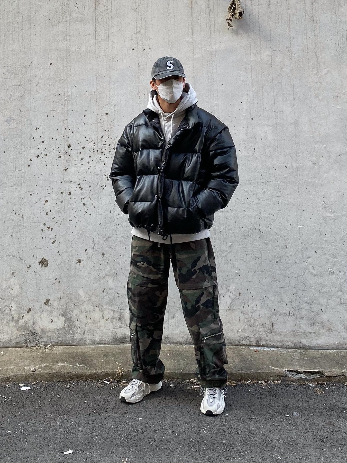 Adidas Yeezy Boost 700 V2 Static 2018, Supreme Pigment Print S Logo 6-Panel Black - 20SS 착용 스타일 - 1