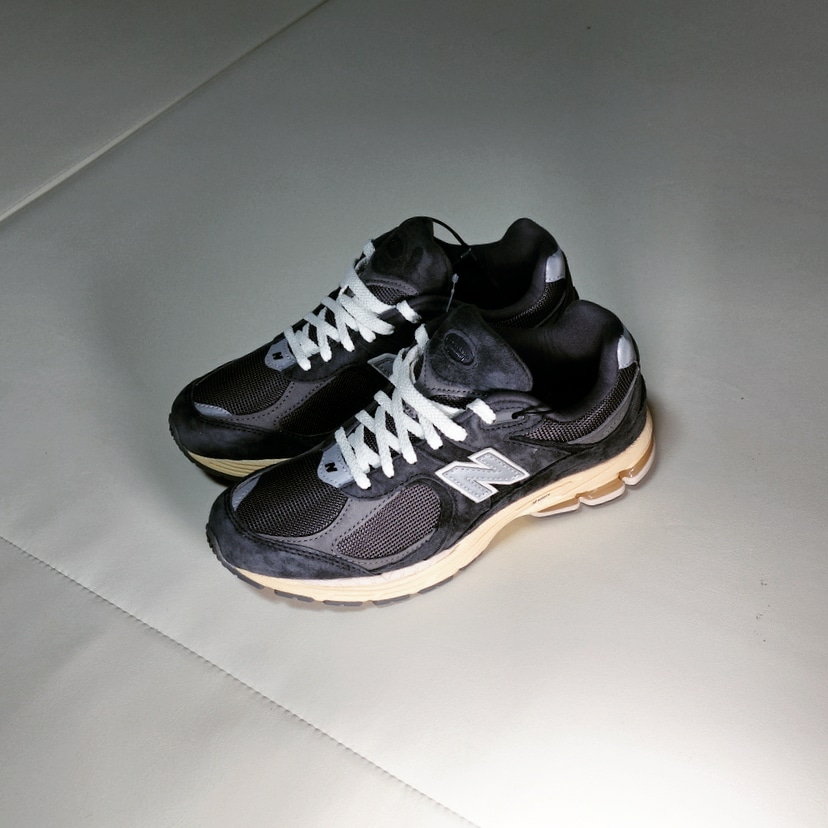 New Balance 2002R Special Vintage Black Grey 착용 스타일