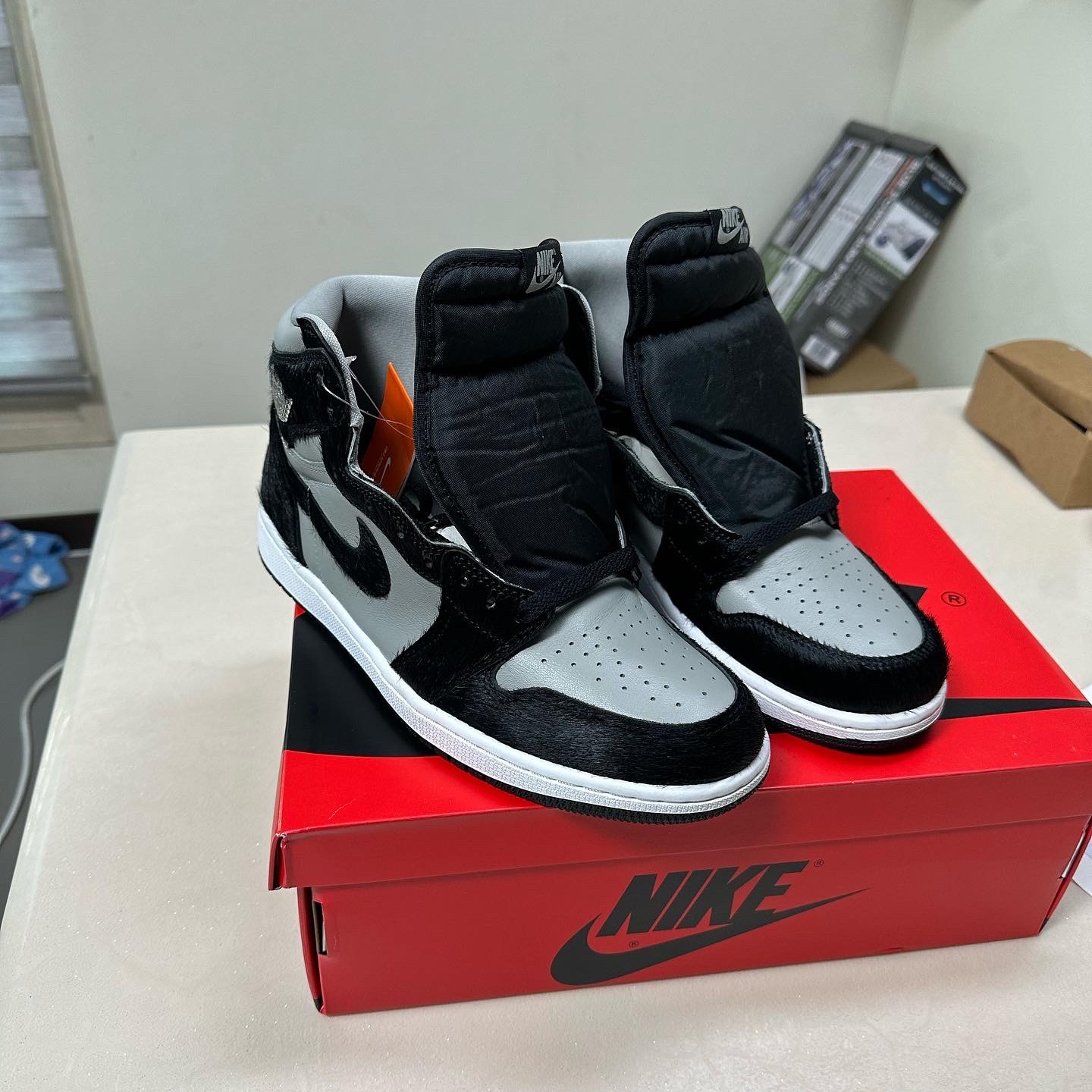 (W) Jordan 1 Retro High OG Medium Grey 착용 스타일 - 4