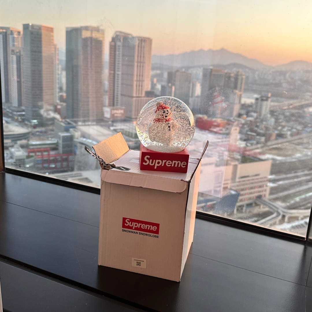 Supreme Snowman Snowglobe Red 착용 스타일
