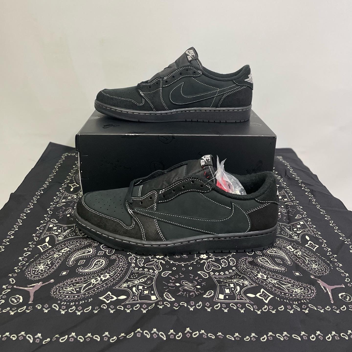 Jordan 1 x Travis Scott Retro Low OG SP Black Phantom 착용 스타일 - 1