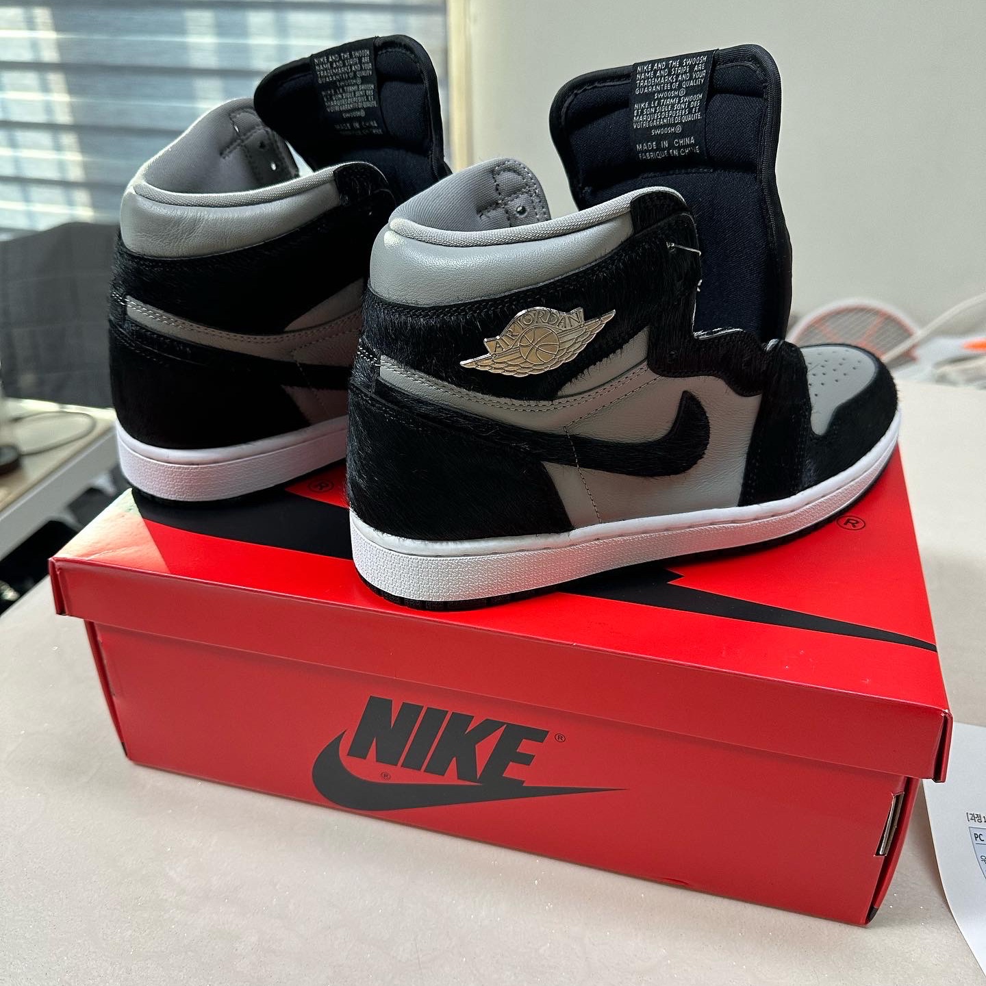 (W) Jordan 1 Retro High OG Medium Grey 착용 스타일 - 3