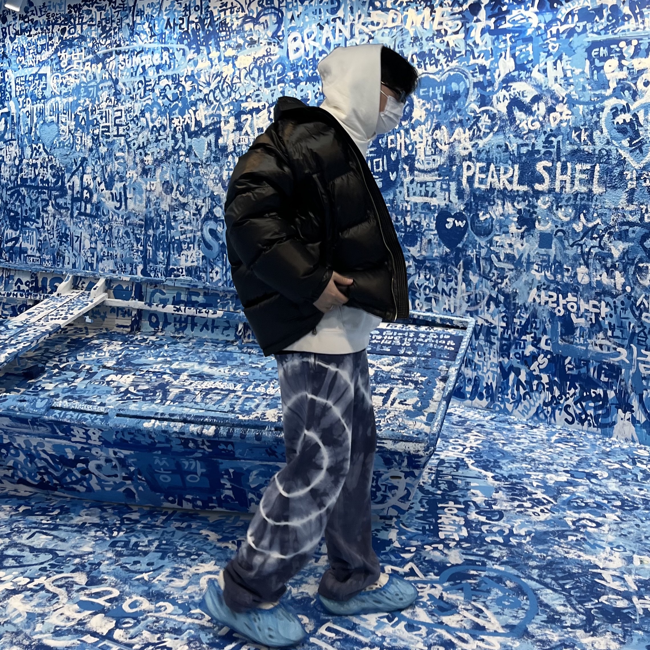 Stussy x Our Legacy Drop Shadow Pigment Dyed Hoodie Natural, Adidas Yeezy Foam RNNR Sand 착용 스타일