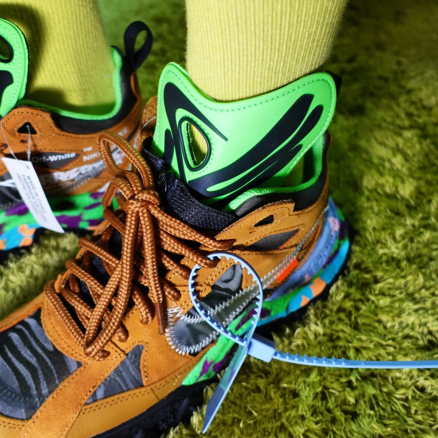 Nike x Off-White Terra Forma Wheat and Green Strike 착용 스타일 - 4