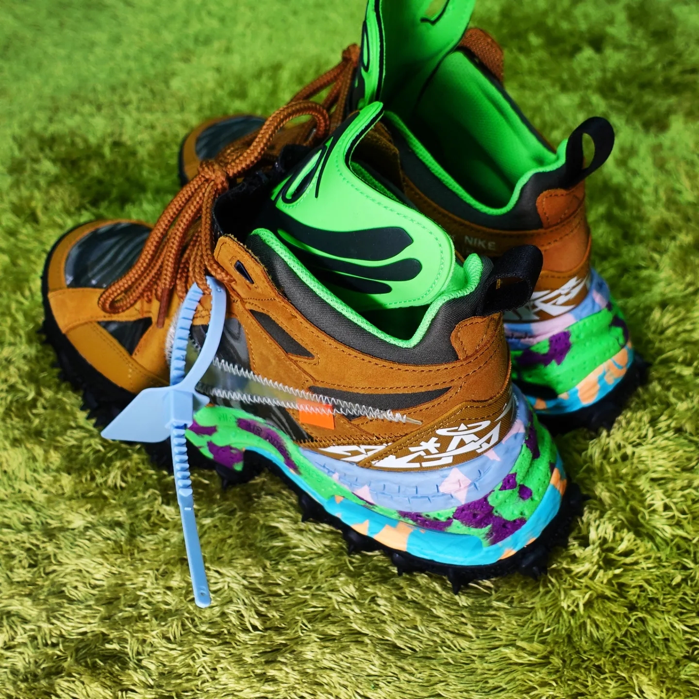Nike x Off-White Terra Forma Wheat and Green Strike 착용 스타일 - 3