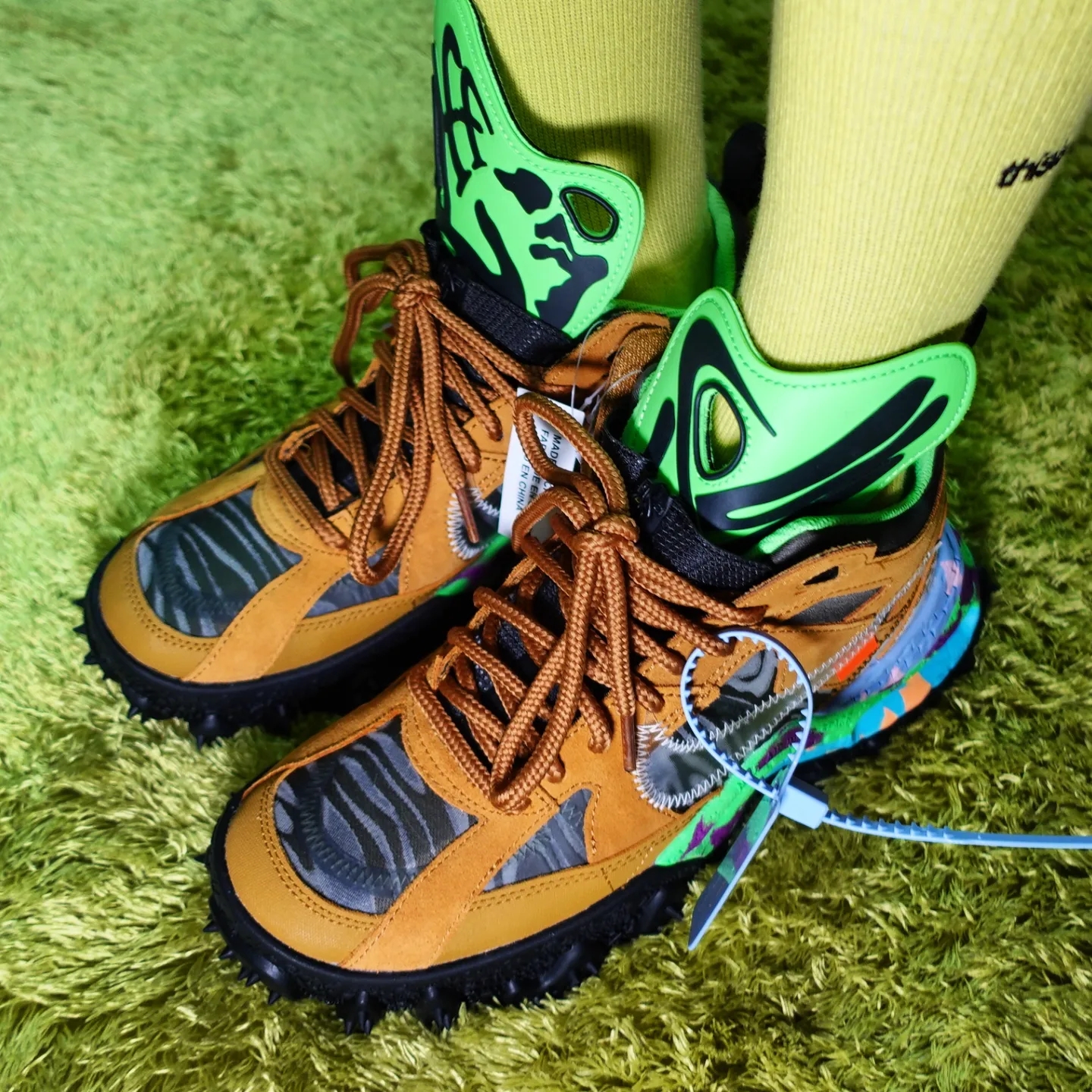 Nike x Off-White Terra Forma Wheat and Green Strike 착용 스타일 - 2