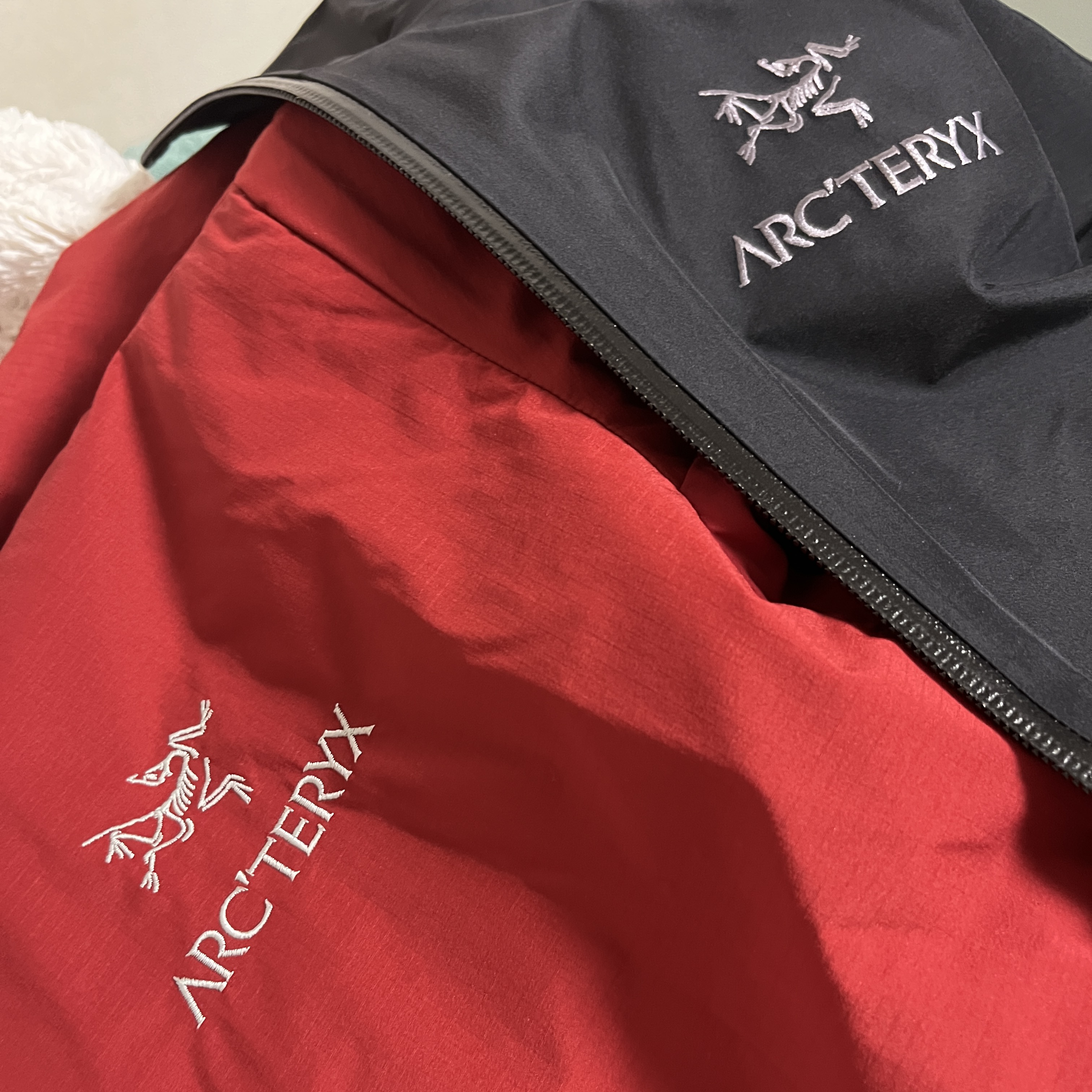 Arc'teryx Beta LT Jacket Black, Arc'teryx Atom AR Hoody Bordeaux 착용 스타일