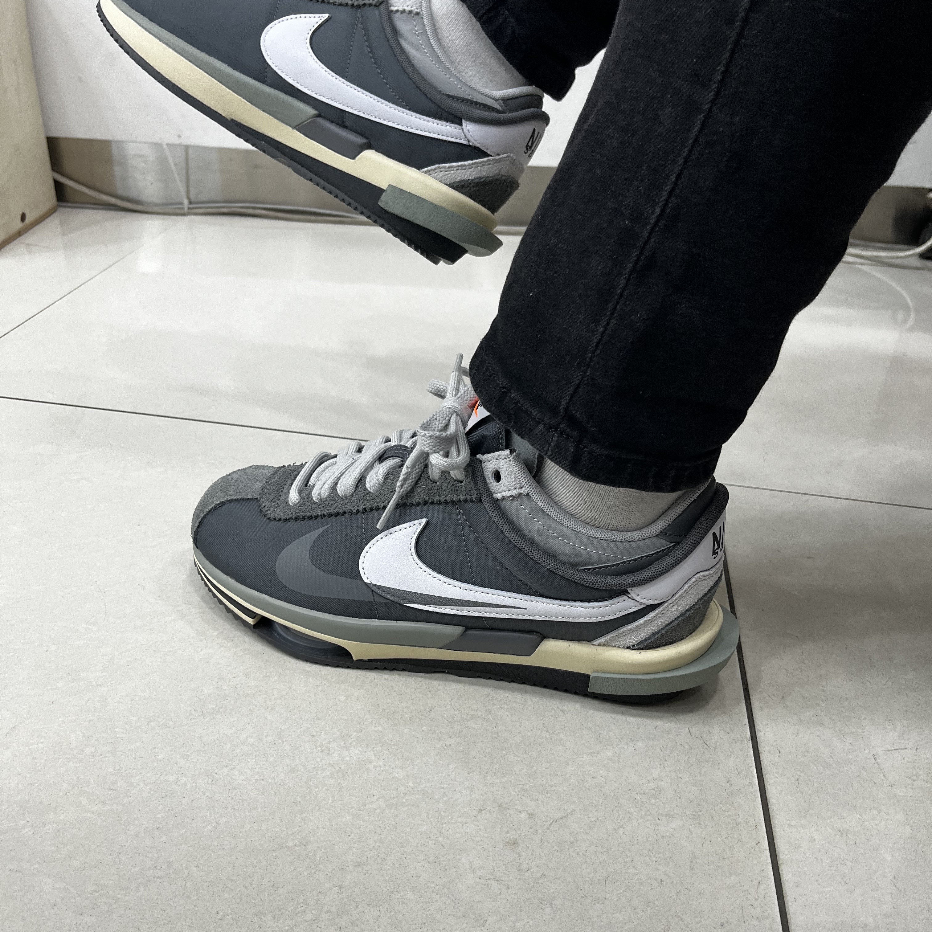 Nike x Sacai Zoom Cortez SP Iron Grey 착용 스타일 - 3