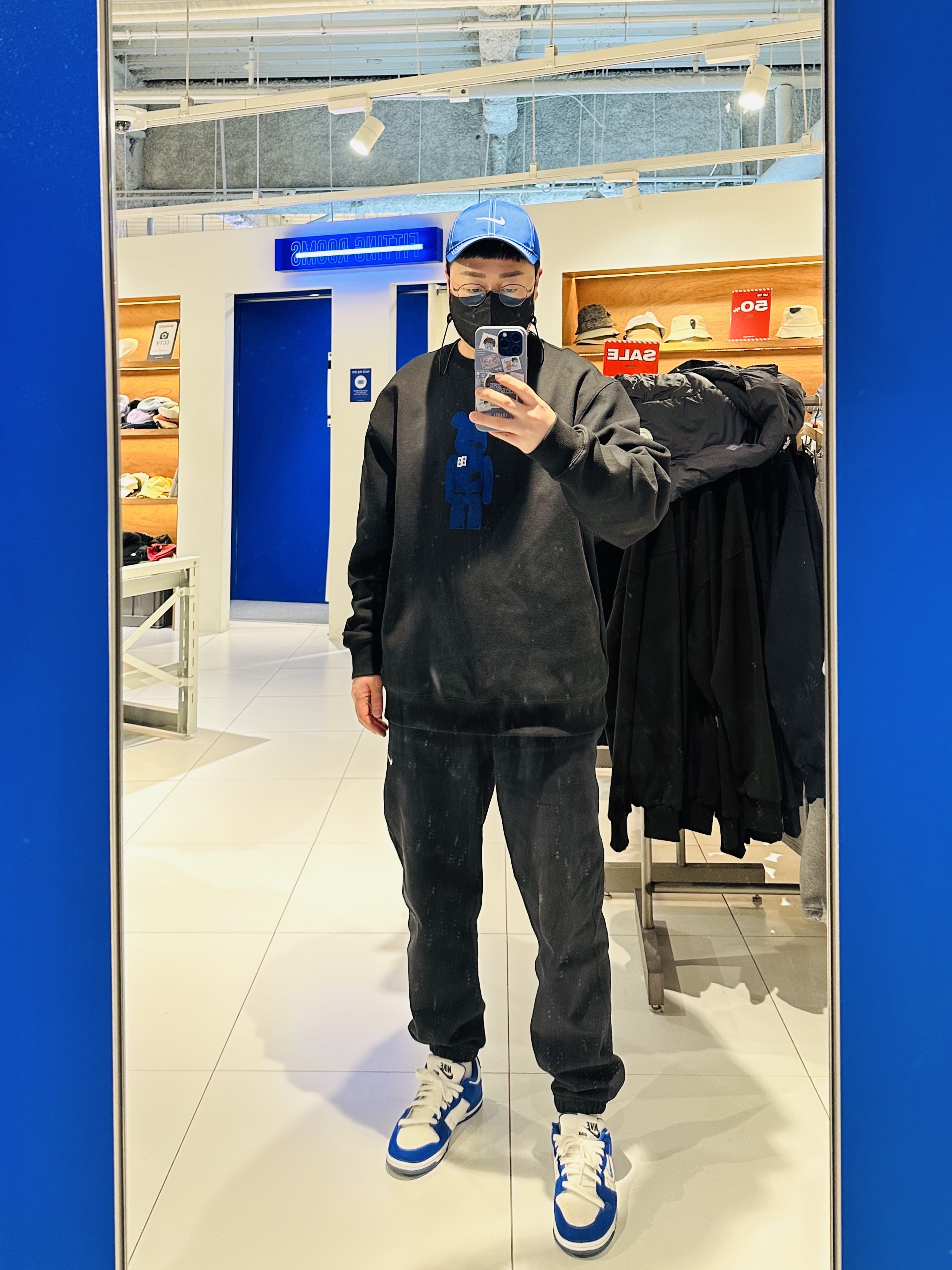 Bearbrick x Ader Error 1000%, Nike NRG Solo Swoosh Fleece Pants Black White - Asia 착용 스타일 - 1