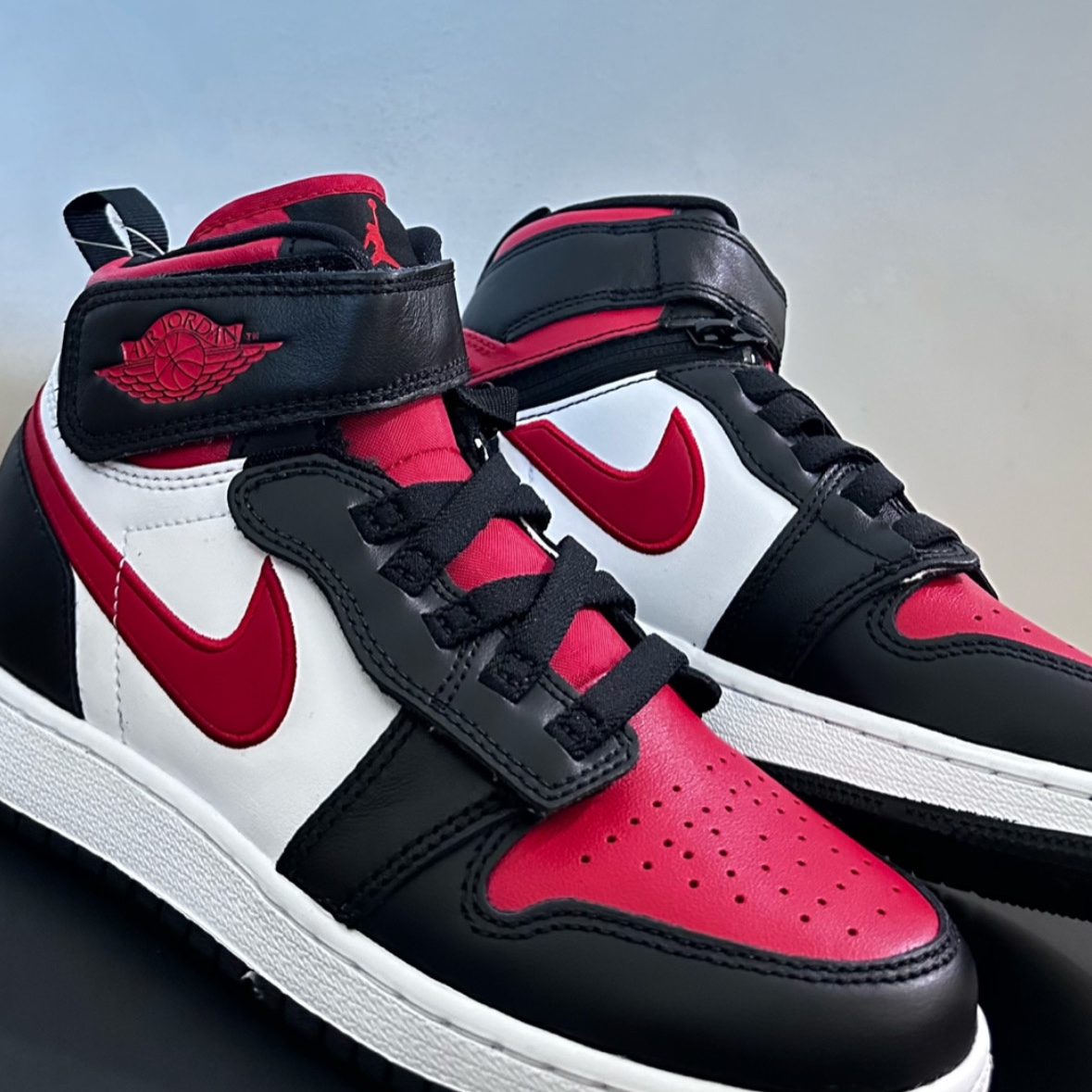 Jordan 1 Mid Black Fire Red 착용 스타일