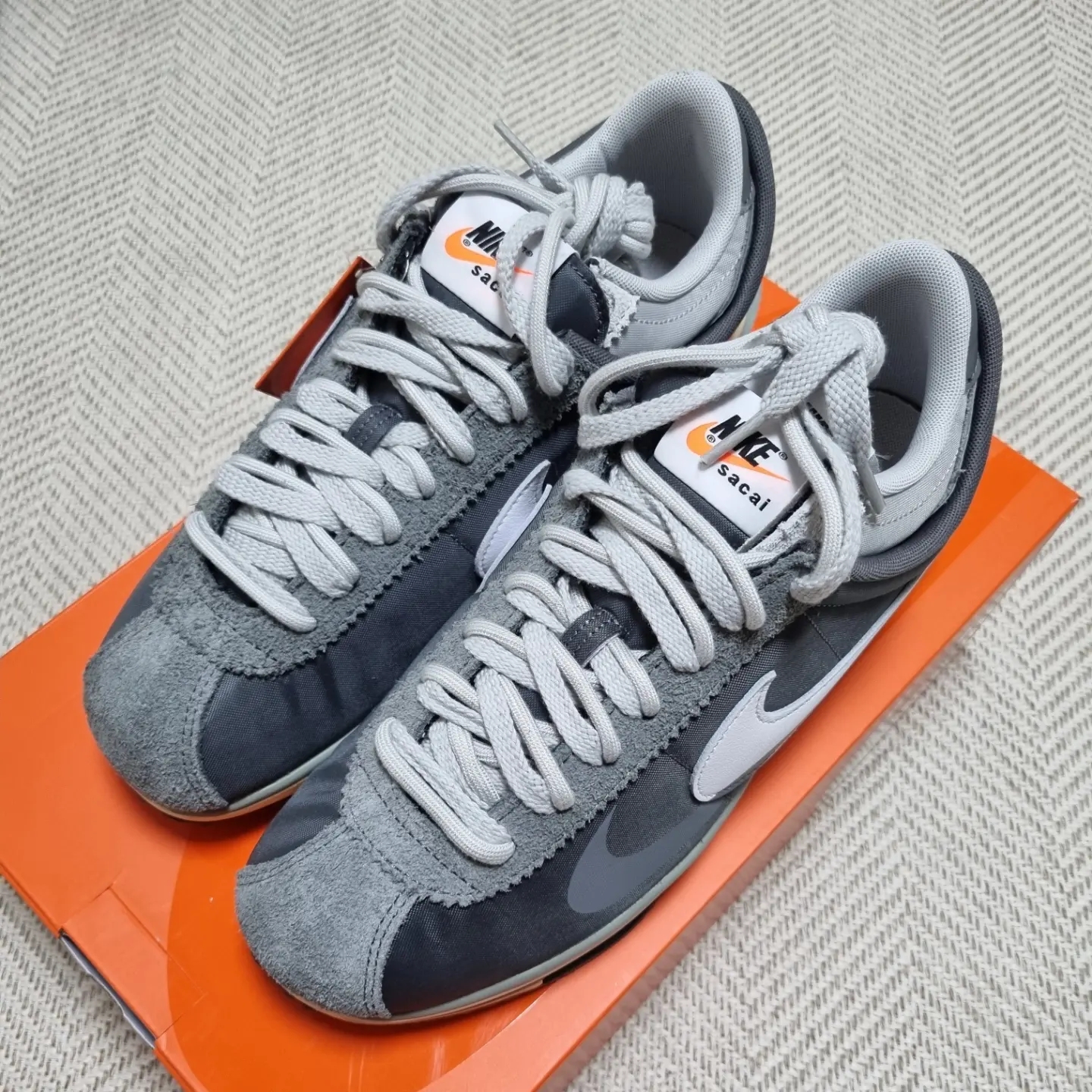 Nike x Sacai Zoom Cortez SP Iron Grey 착용 스타일 - 5