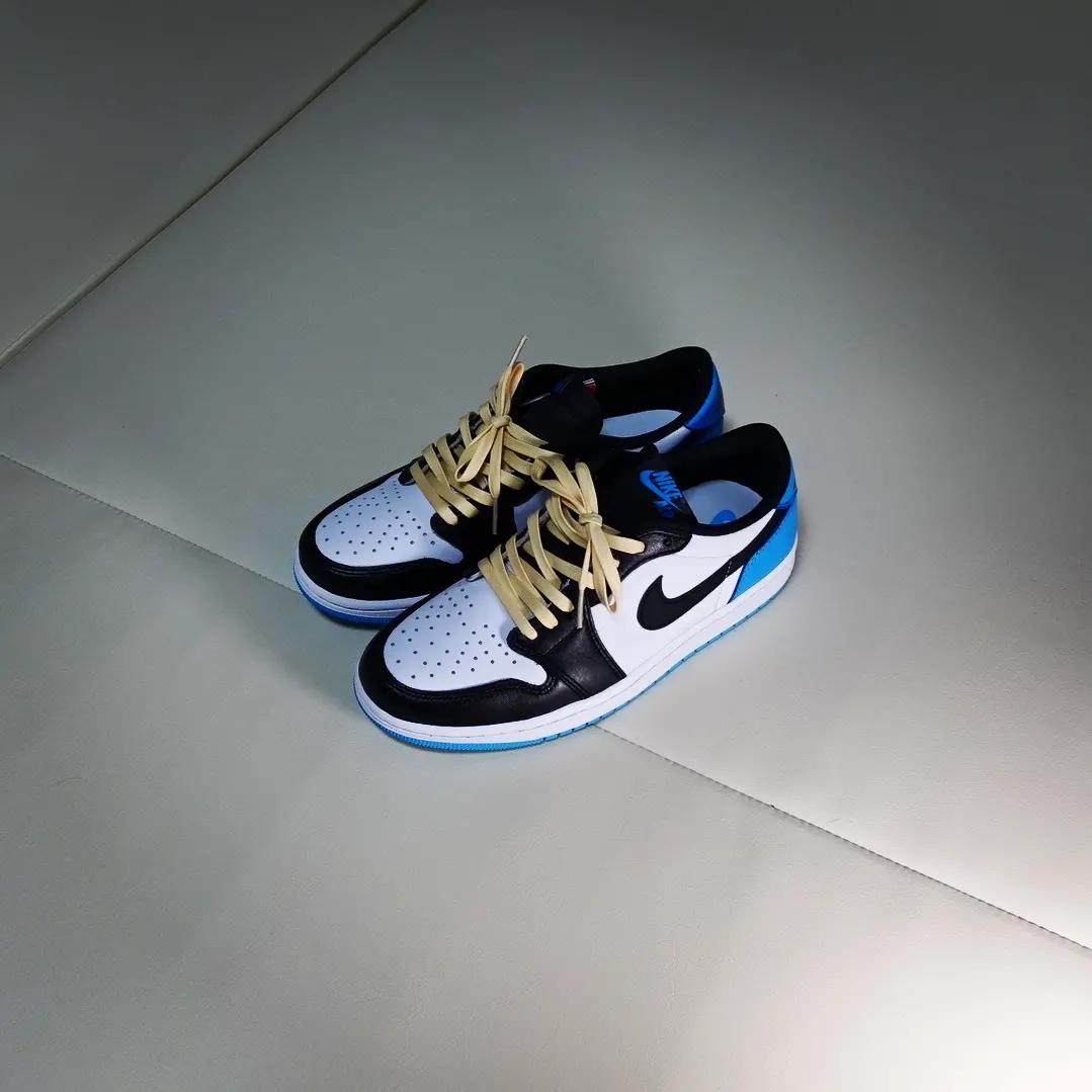 Jordan 1 Retro Low OG Black and Dark Powder Blue 착용 스타일 - 1