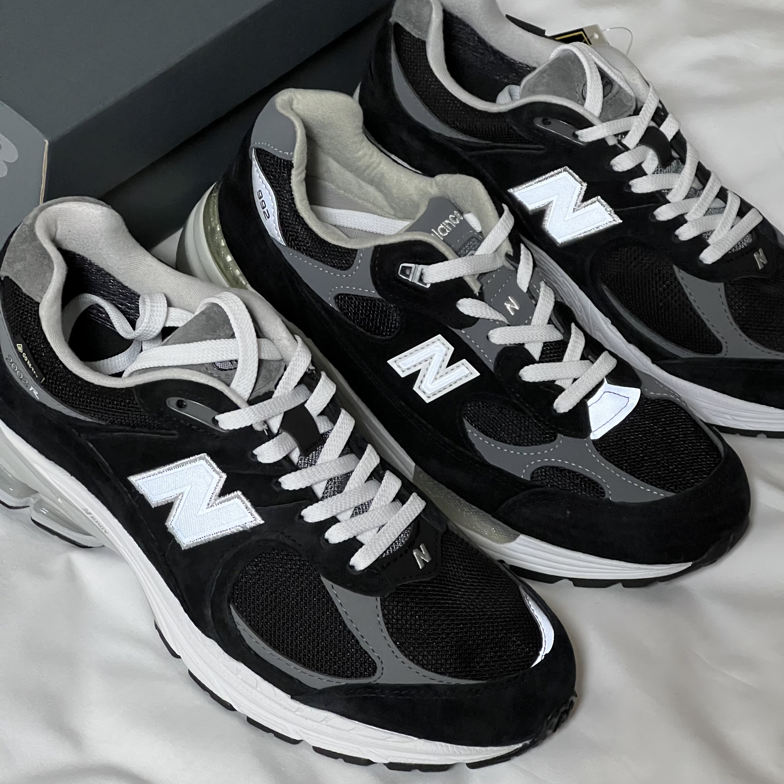 New Balance 2002R Gore-Tex Black Silver Metalic, New Balance 992 Made in USA Black Grey 착용 스타일