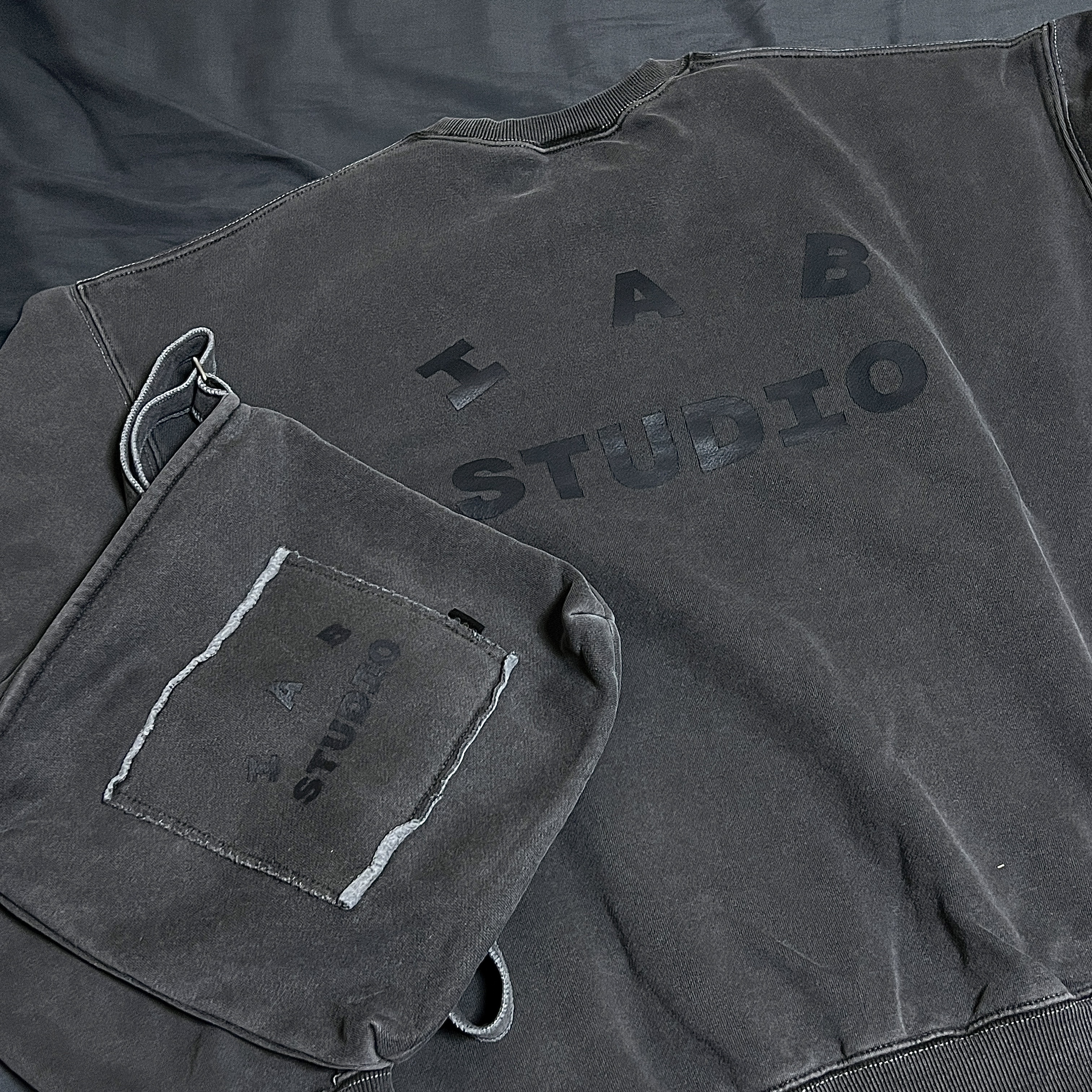 IAB Studio Pigment Sweatshirt & Mini Bag Black 착용 스타일