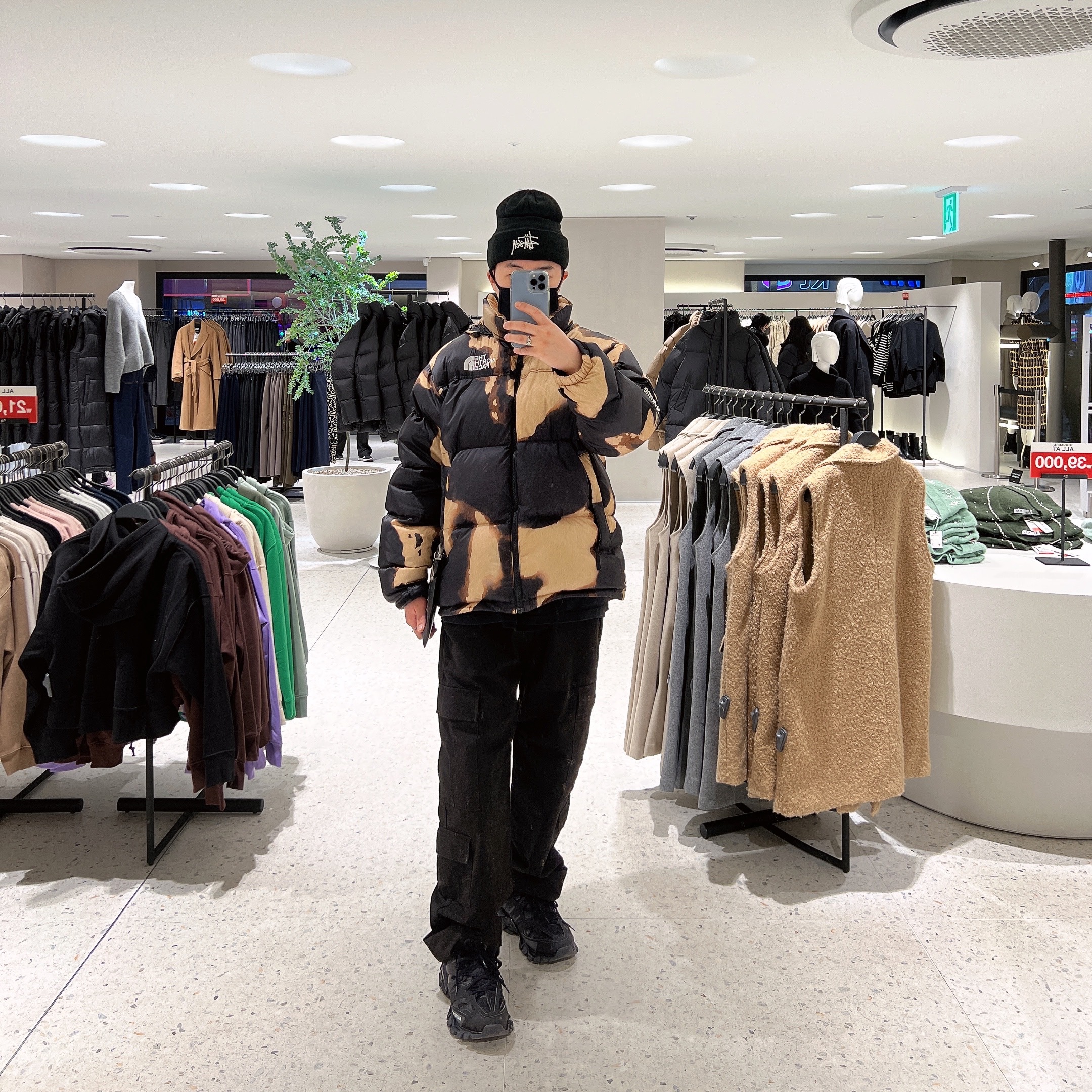 Supreme x The North Face Bleached Denim Print Nuptse Jacket Black - 21FW 착용 스타일