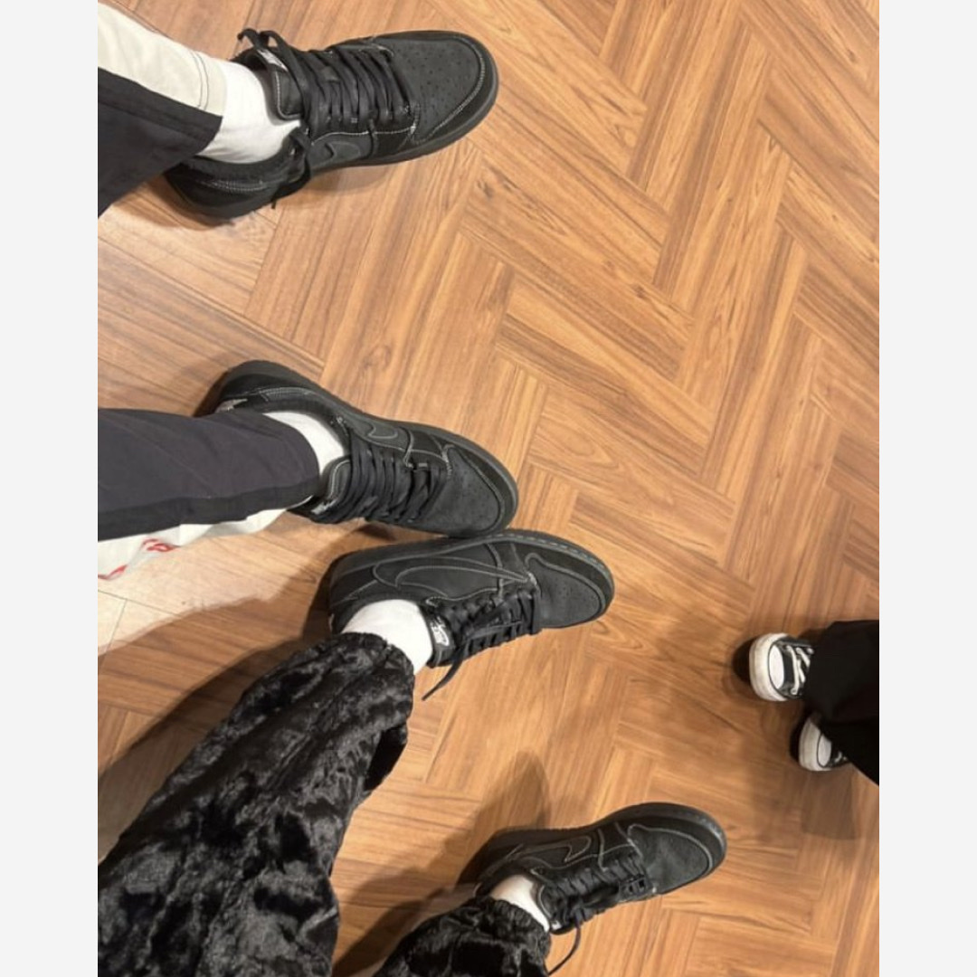 Jordan 1 x Travis Scott Retro Low OG SP Black Phantom 착용 스타일 - 3