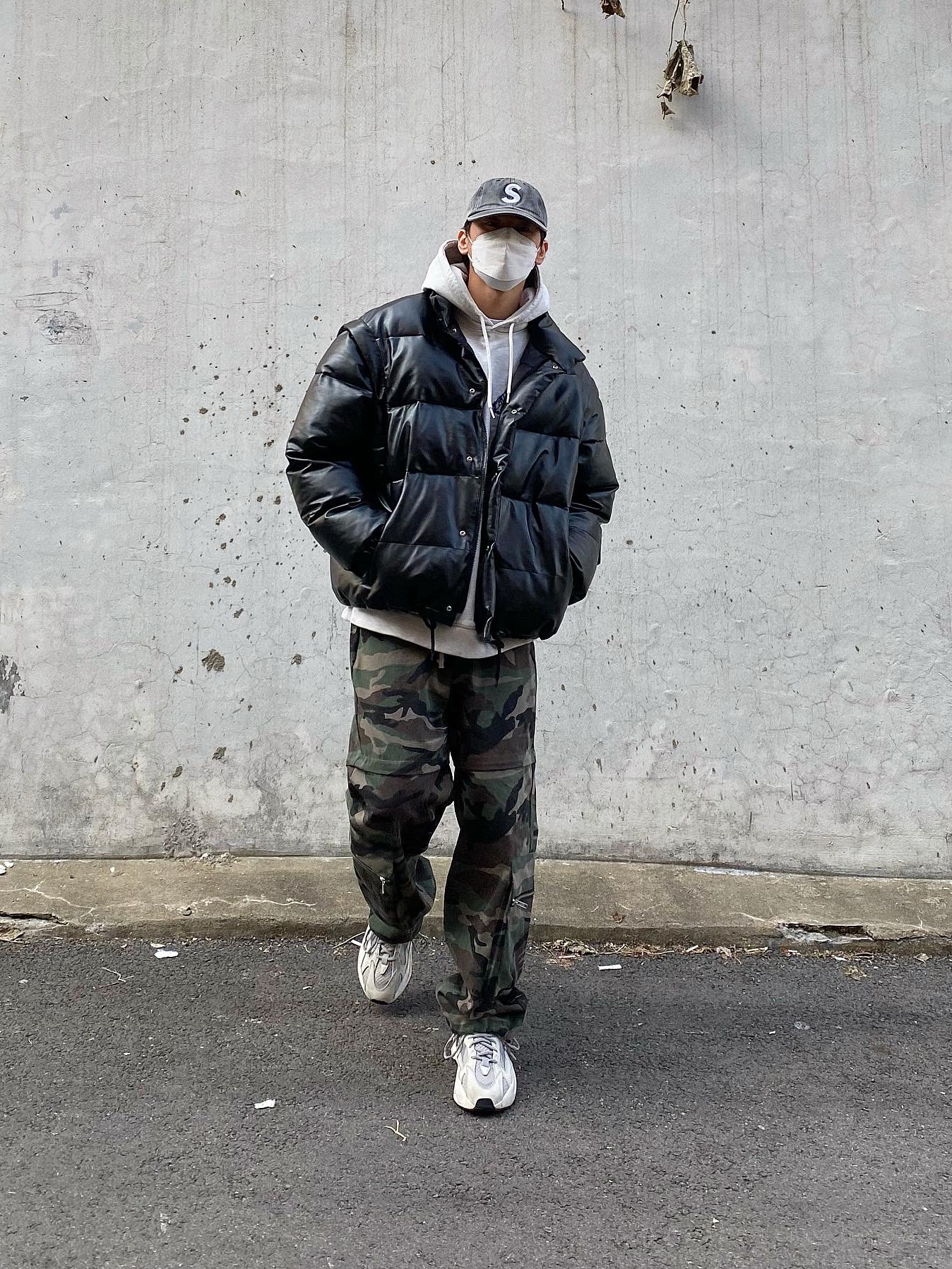 Adidas Yeezy Boost 700 V2 Static 2018, Supreme Pigment Print S Logo 6-Panel Black - 20SS 착용 스타일 - 2