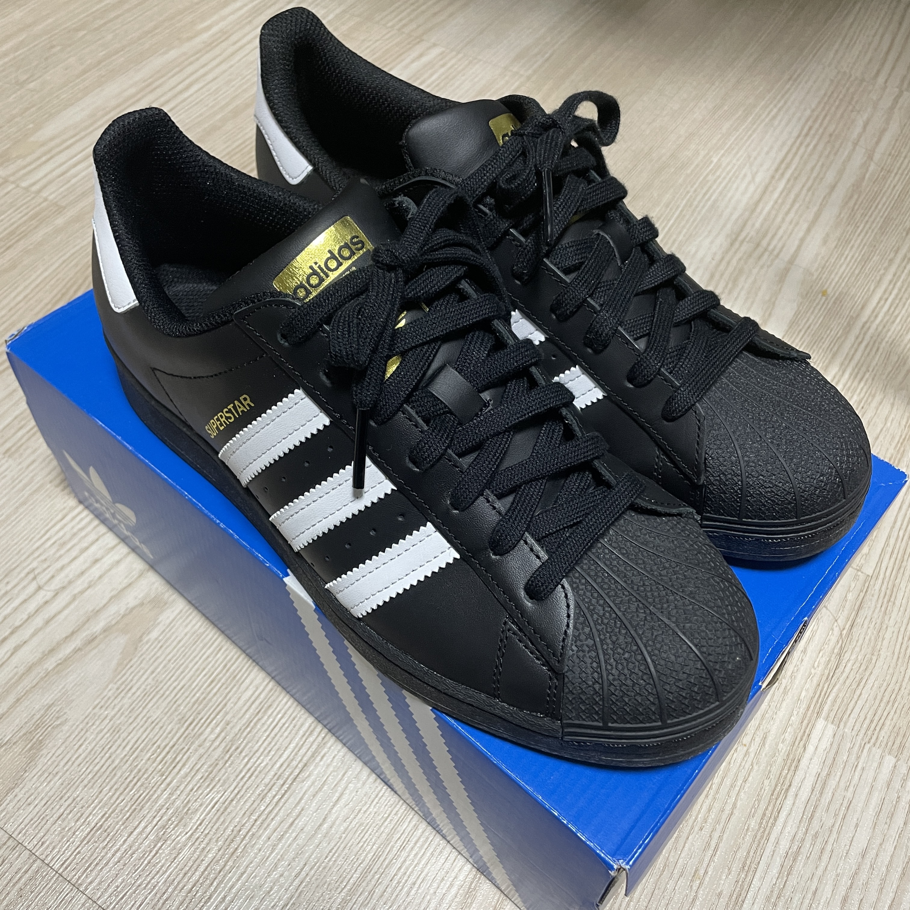 Adidas Superstar Core Black White 착용 스타일
