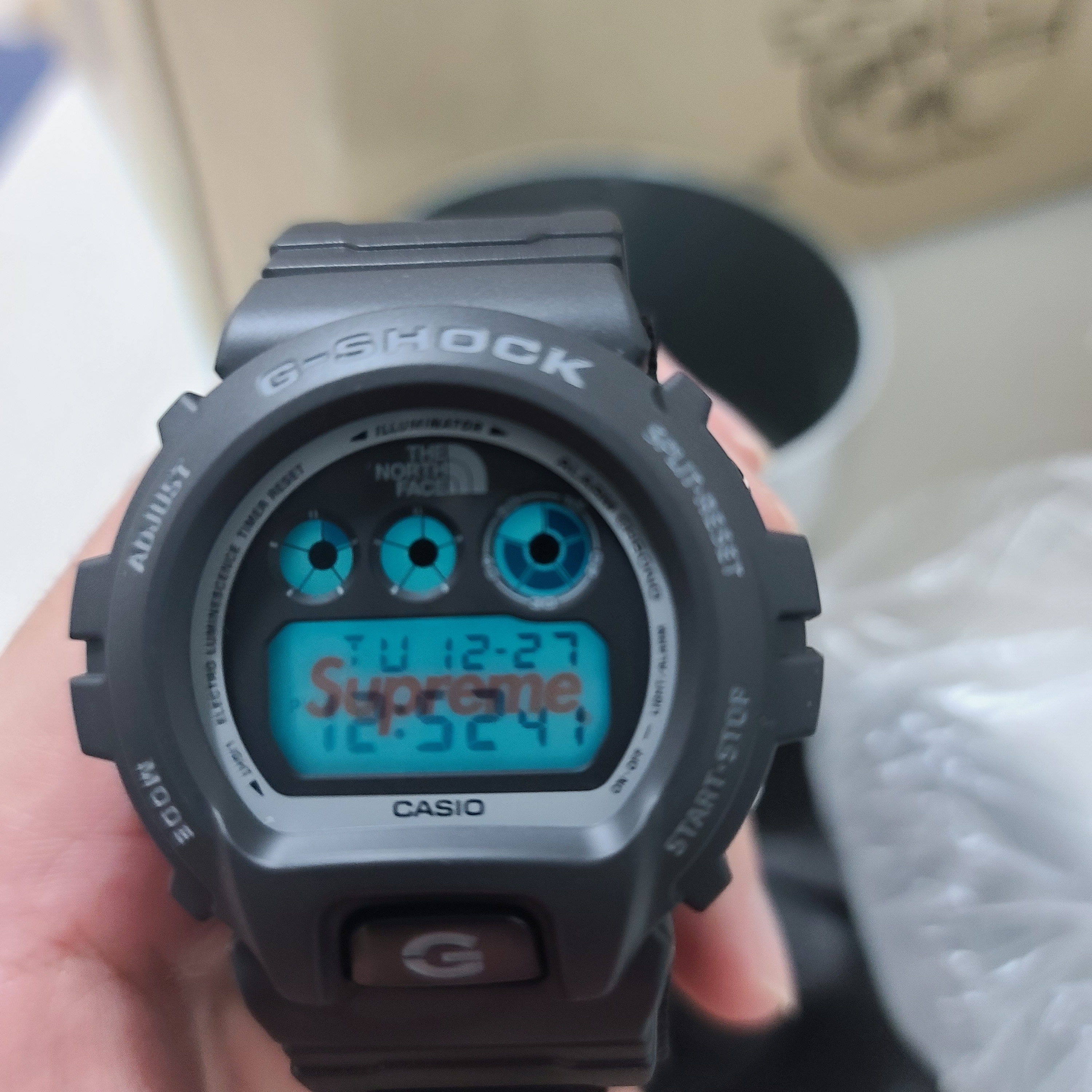Casio G-Shock x Supreme x The North Face DW-6900 Black 착용 스타일 - 1