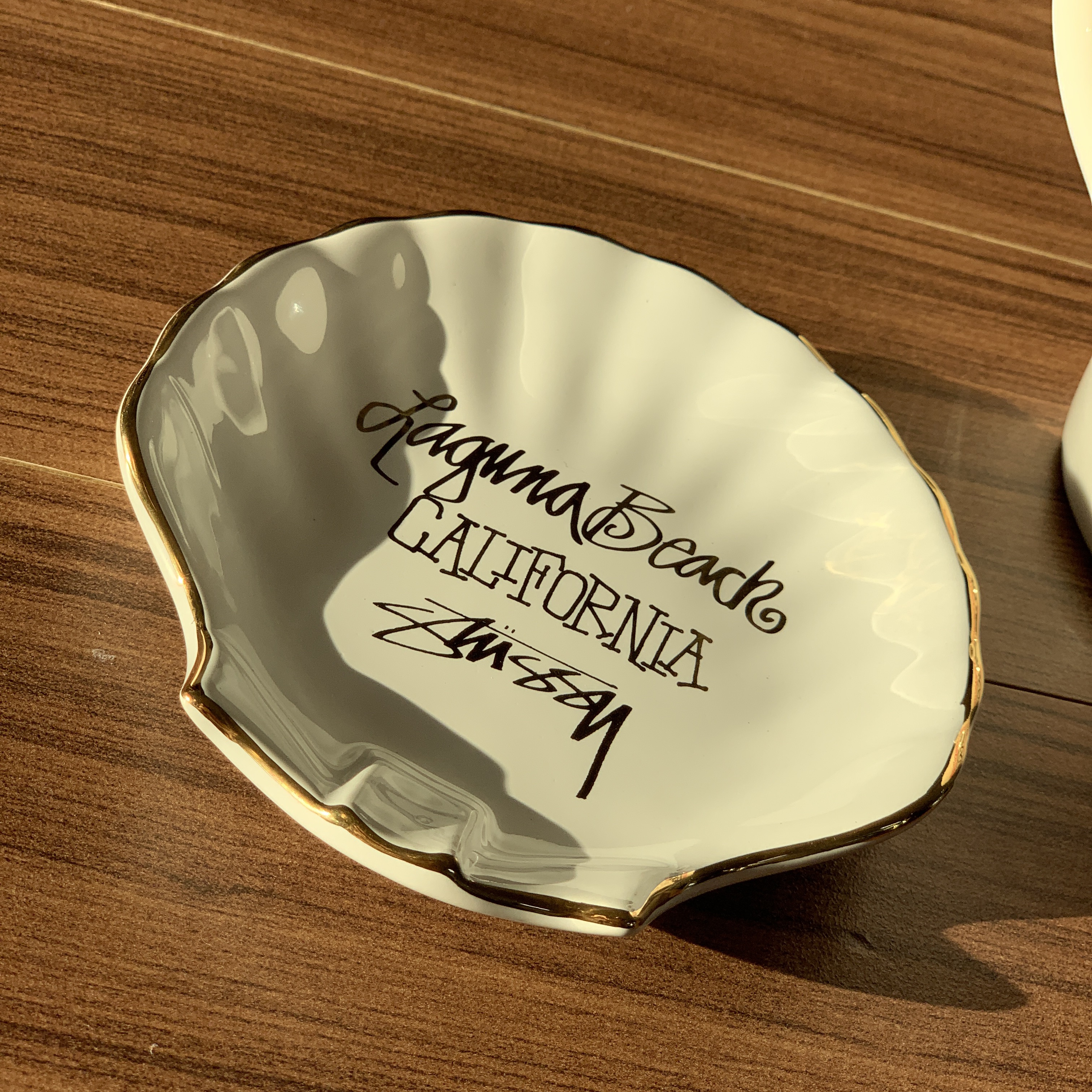 Stussy 8 Ball Ceramic Teapot Black, Stussy Ceramic Seashell Ashtray White 착용 스타일 - 2