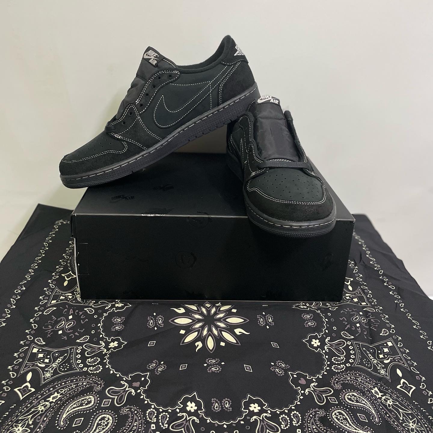 Jordan 1 x Travis Scott Retro Low OG SP Black Phantom 착용 스타일 - 2