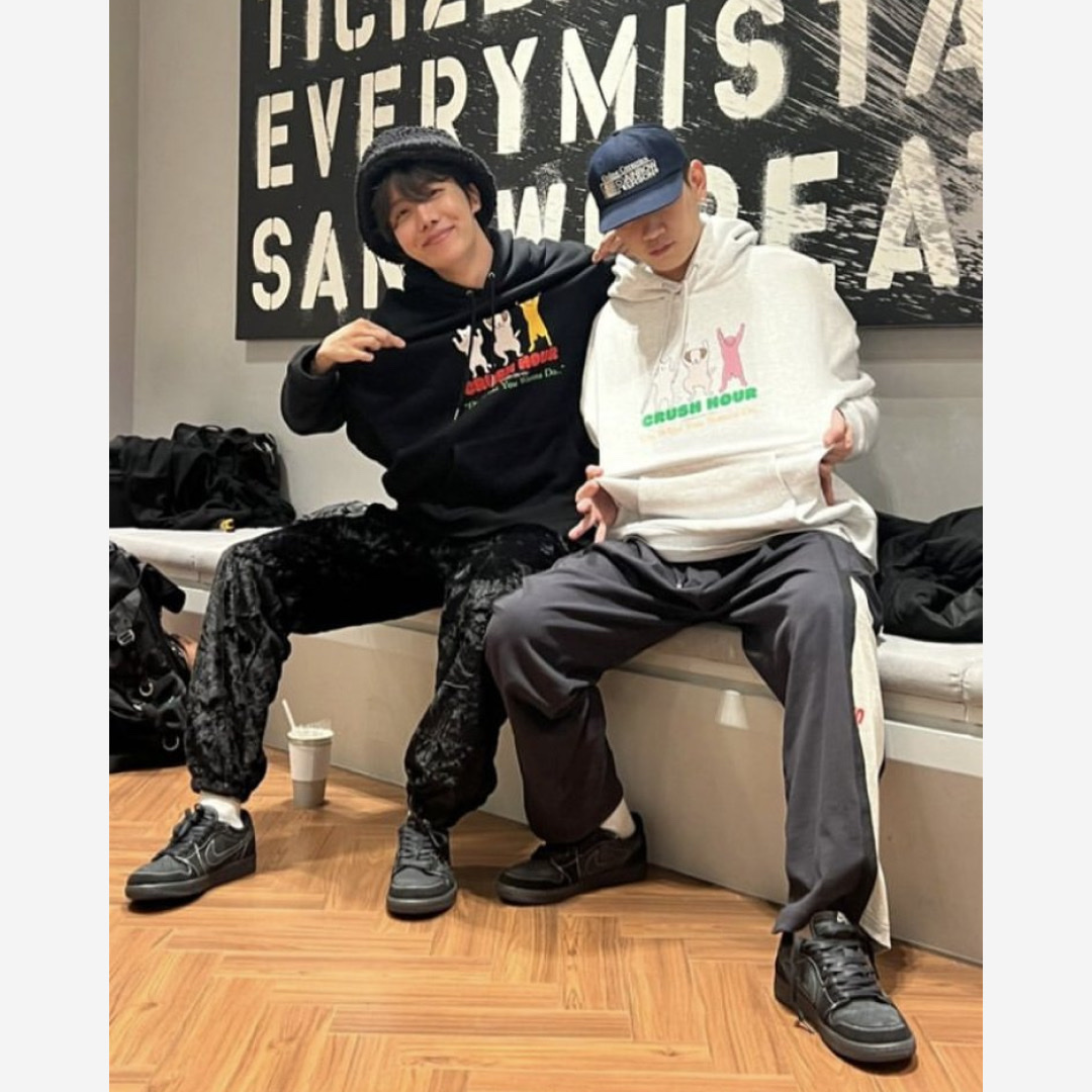 Jordan 1 x Travis Scott Retro Low OG SP Black Phantom 착용 스타일 - 2