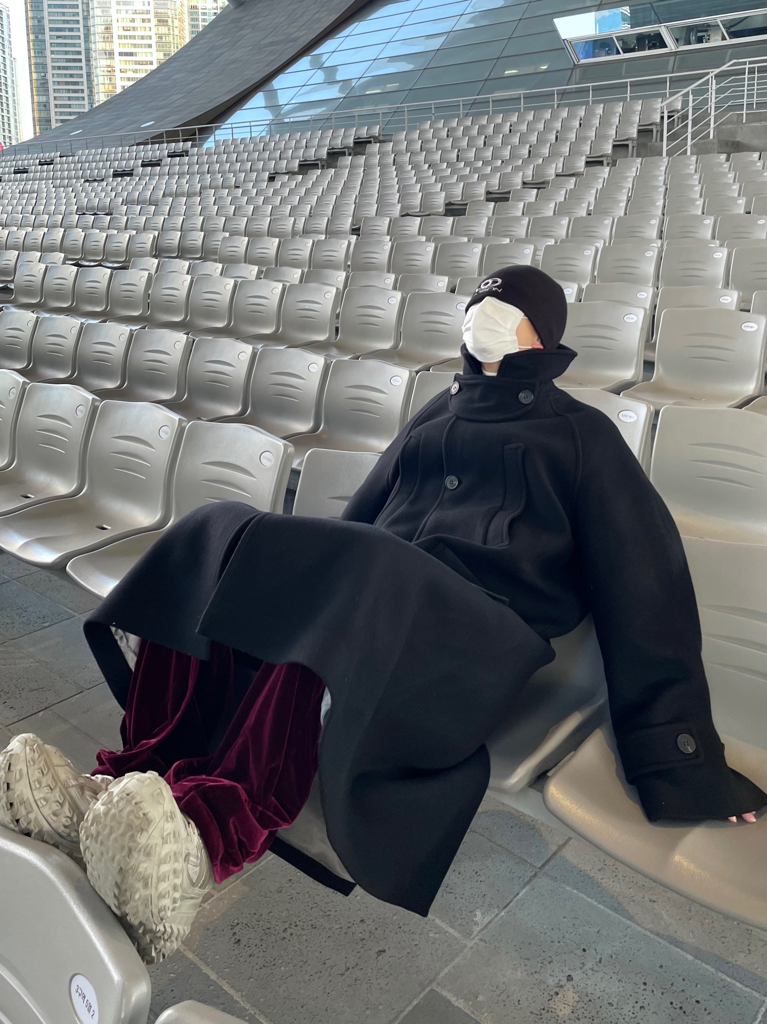 Undermycar Legion.02 Balmacaan Oversized Wool Coat Black, Balenciaga Defender Sneakers Beige 착용 스타일