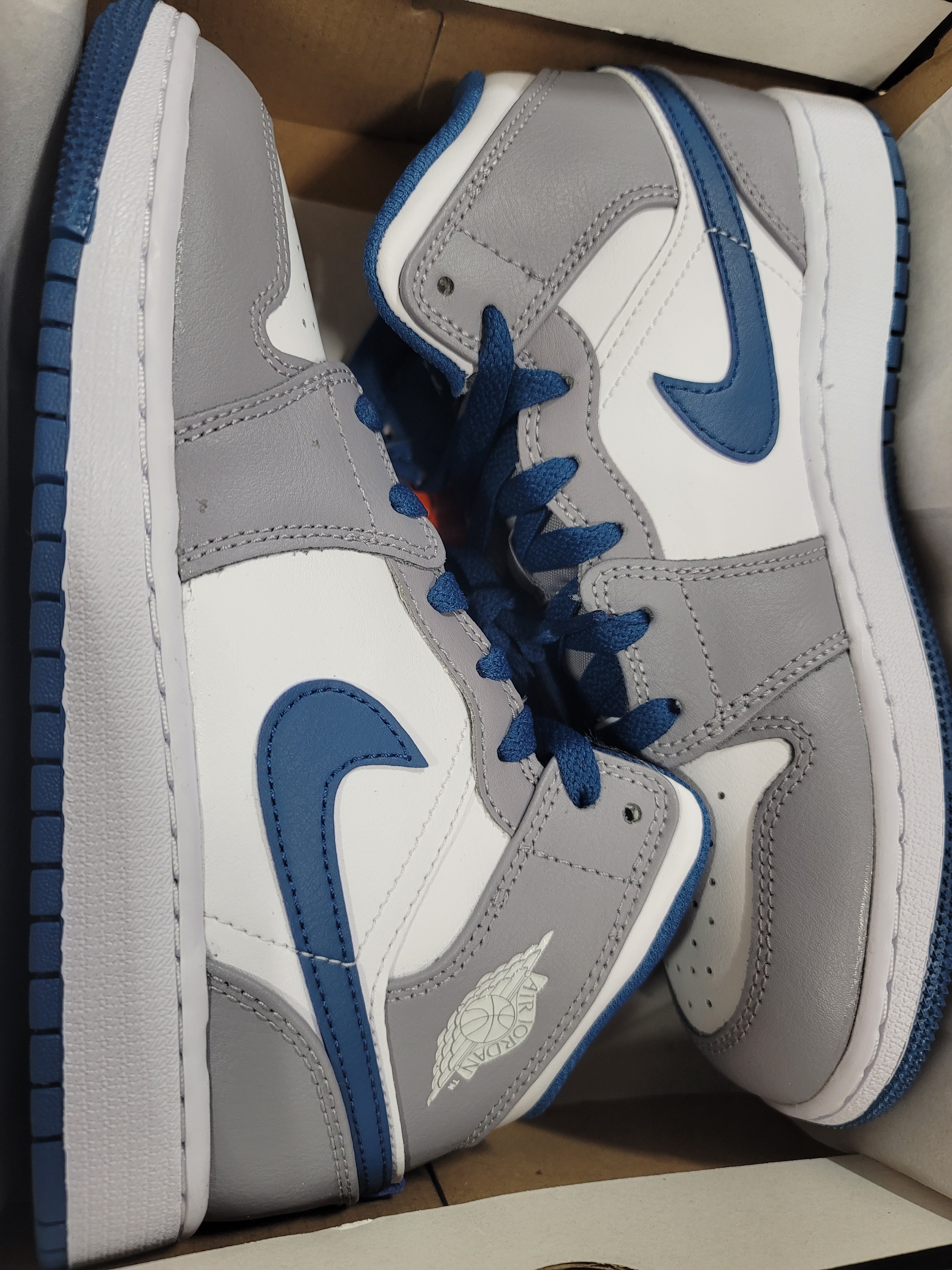 Jordan 1 Mid Cement Grey True Blue 착용 스타일