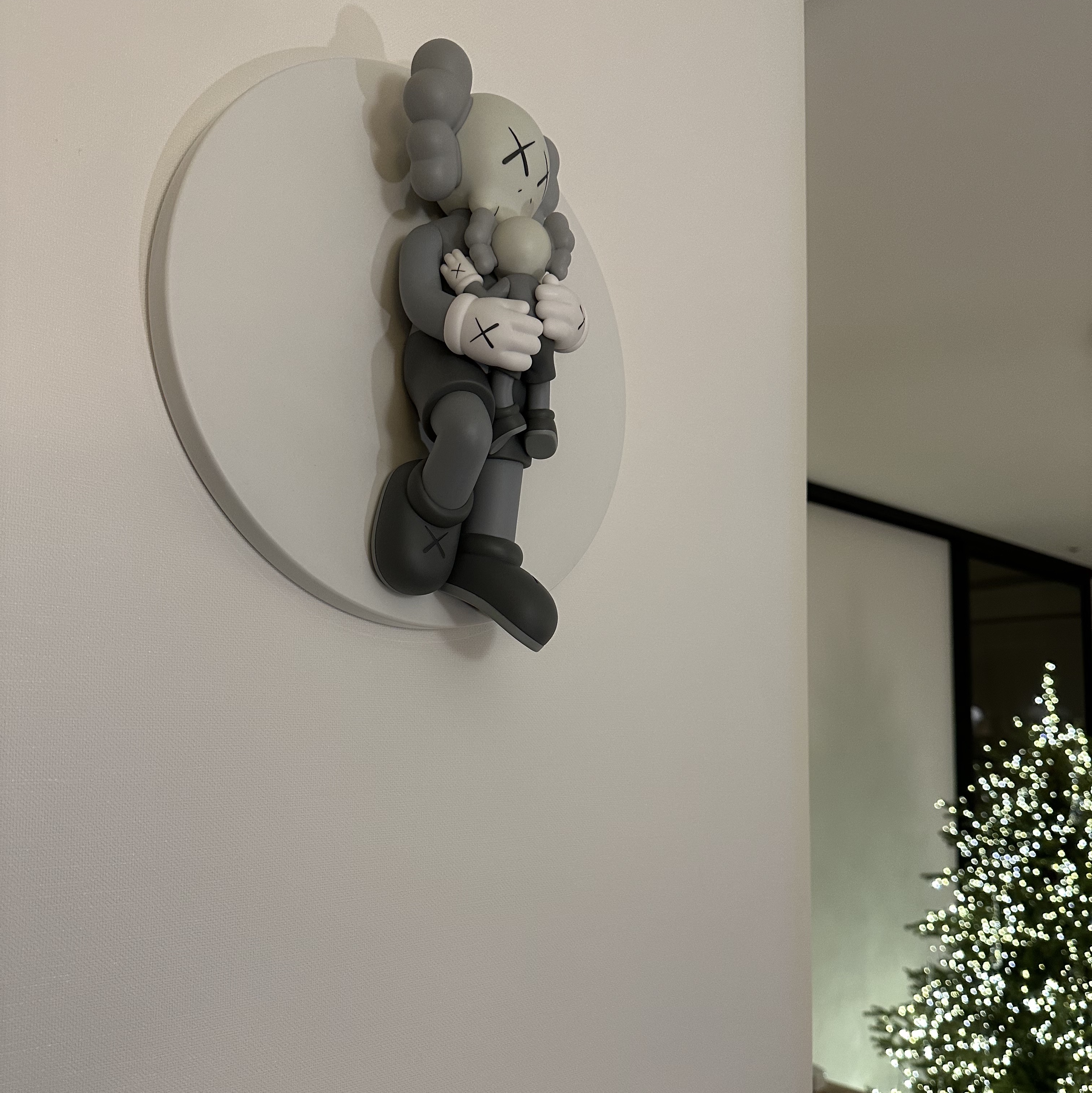 Kaws Holiday Singapore Vinyl Figure Grey 착용 스타일