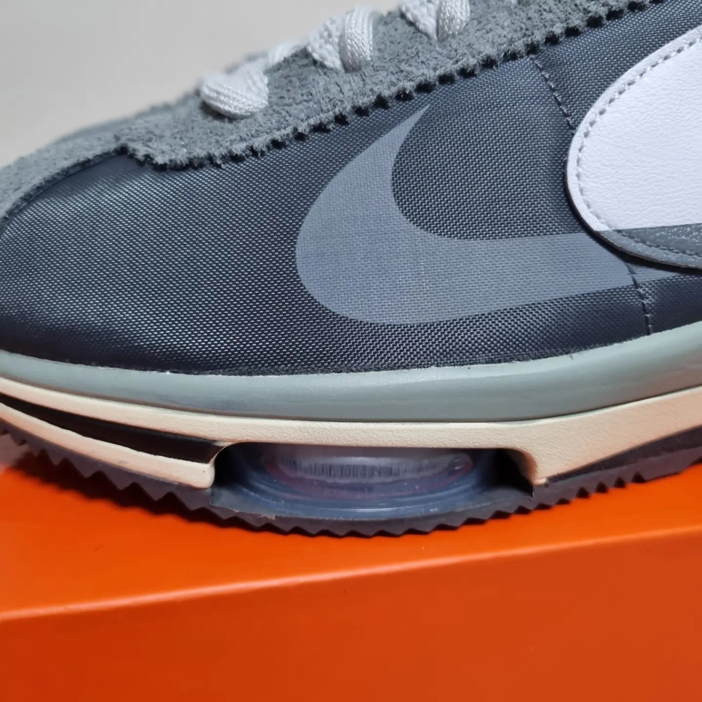 Nike x Sacai Zoom Cortez SP Iron Grey 착용 스타일 - 3