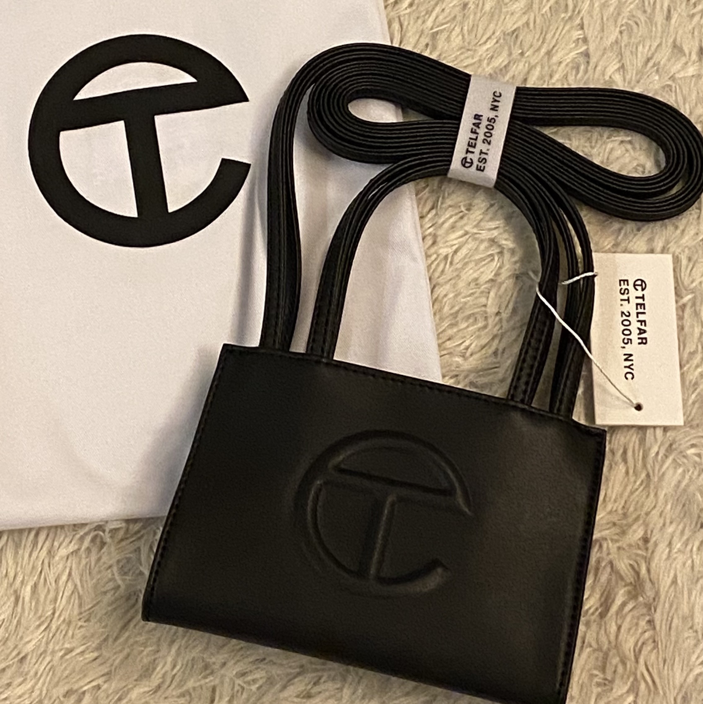 Telfar Small Shopping Bag Black 착용 스타일
