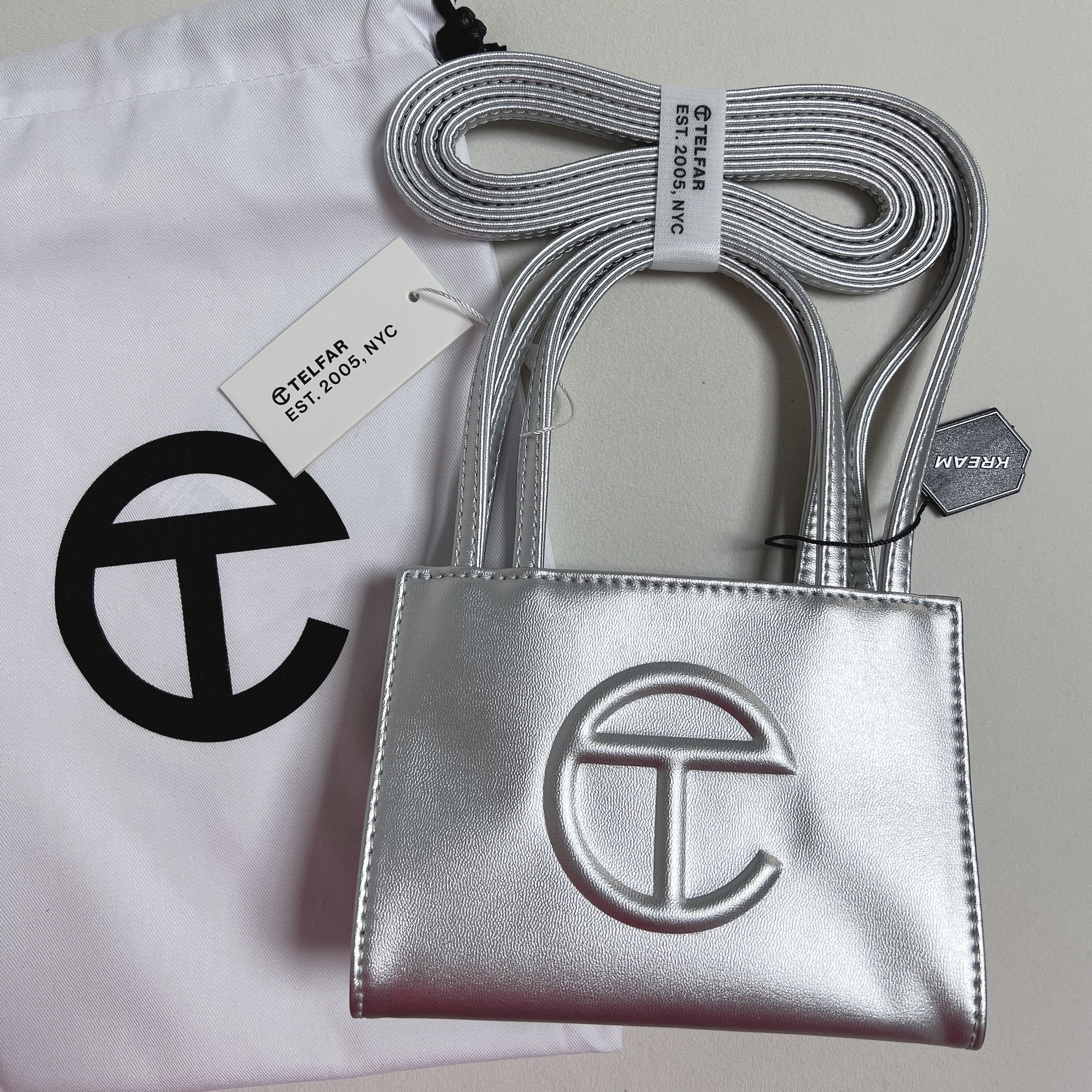 Telfar Small Shopping Bag Silver 착용 스타일