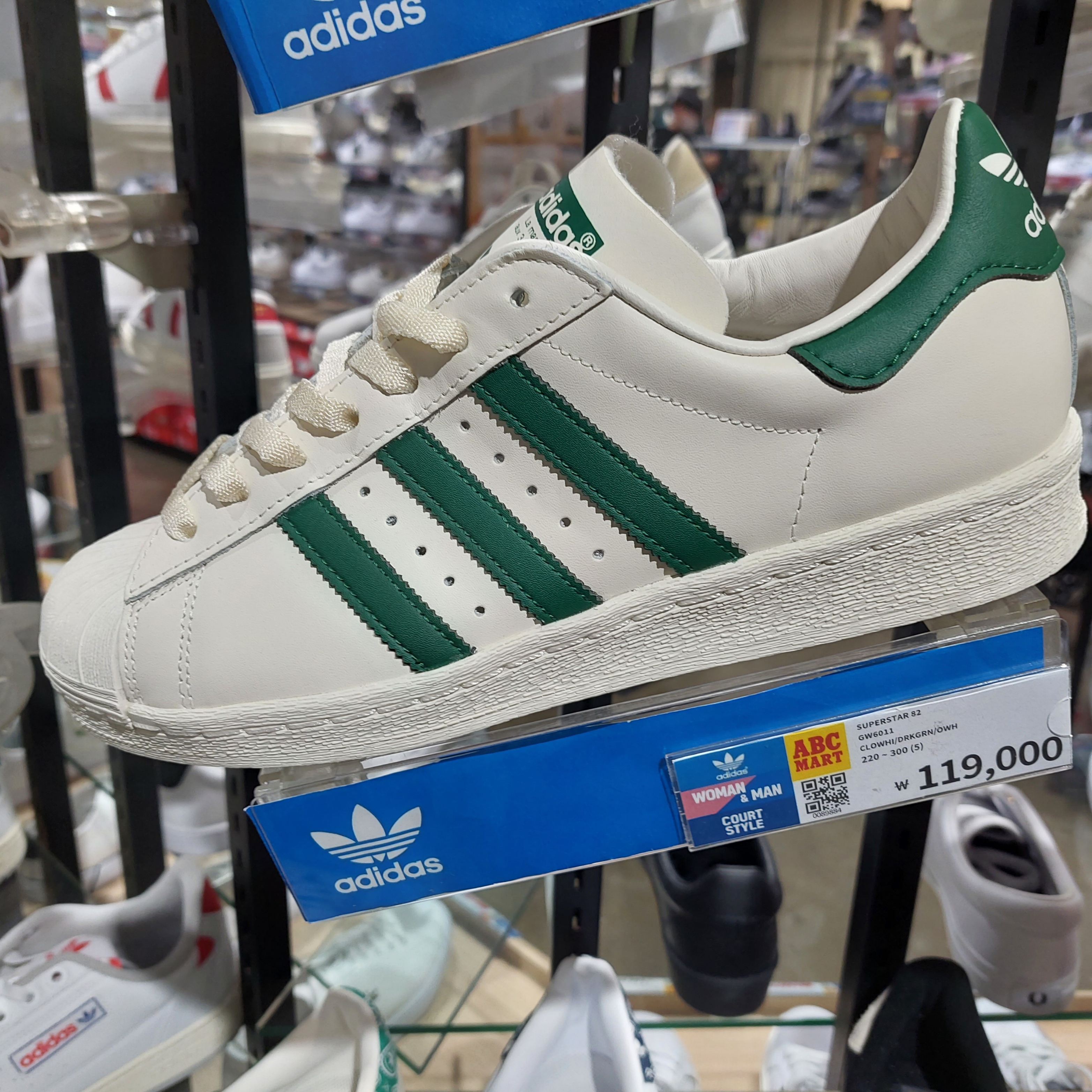 Prada Duet Re-Nylon Shoulder Bag Alabaster Pink, Adidas Superstar 82 Off White Dark Green 착용 스타일 - 2