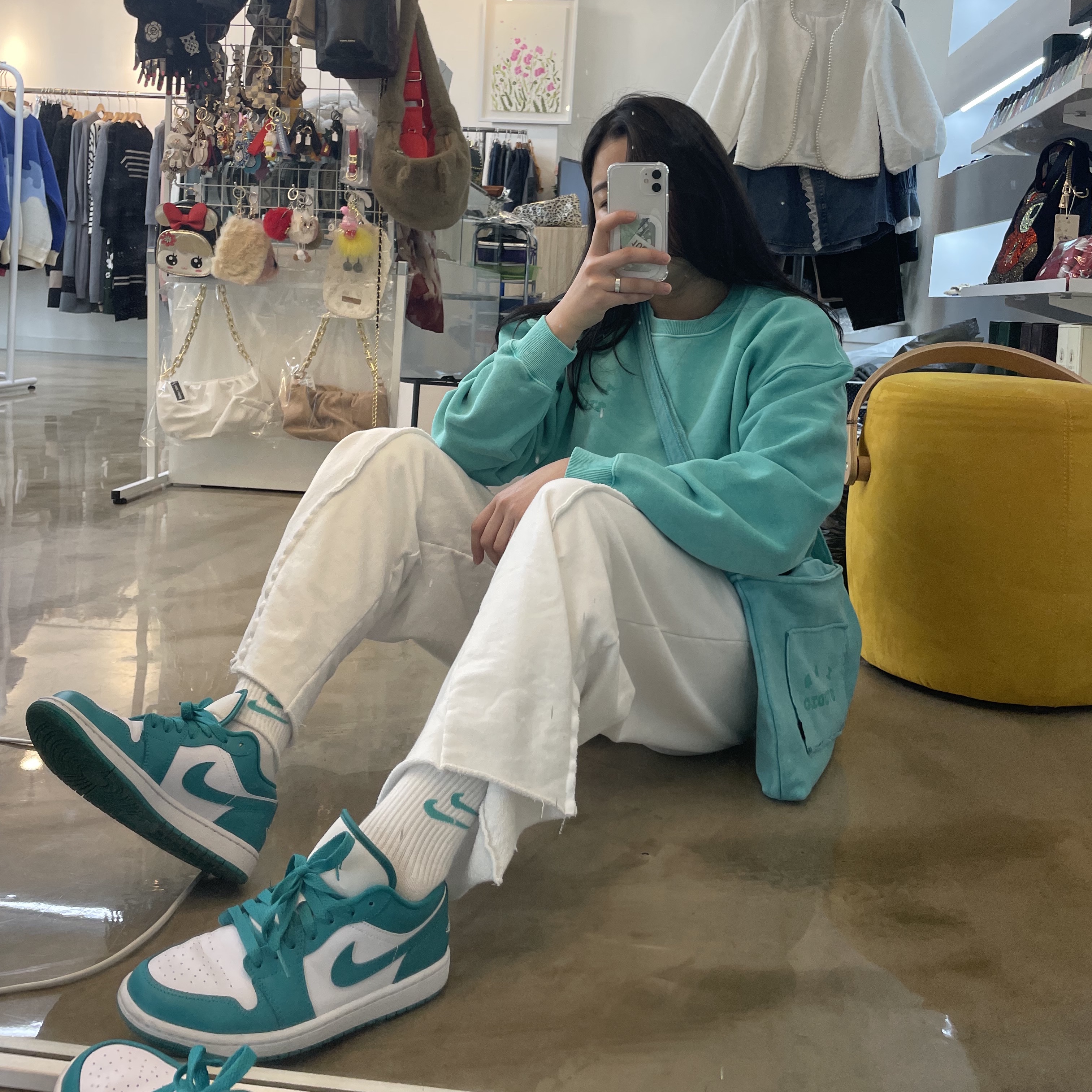 IAB Studio Pigment Sweatshirt & Mini Bag Jade, (W) Jordan 1 Low New Emerald 착용 스타일