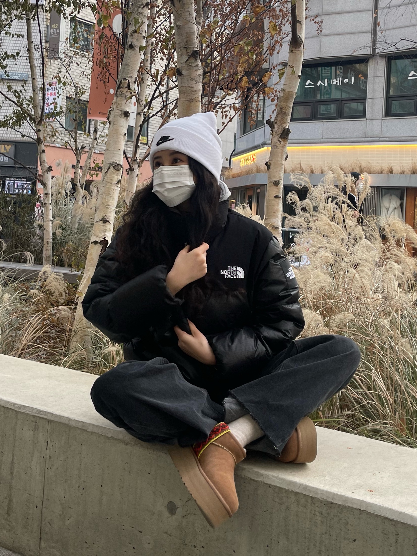 (W) UGG Classic Ultra Mini Braid Plat Chestnut, (W) The North Face White Label Novelty Nuptse Down Jacket Black 착용 스타일 - 1