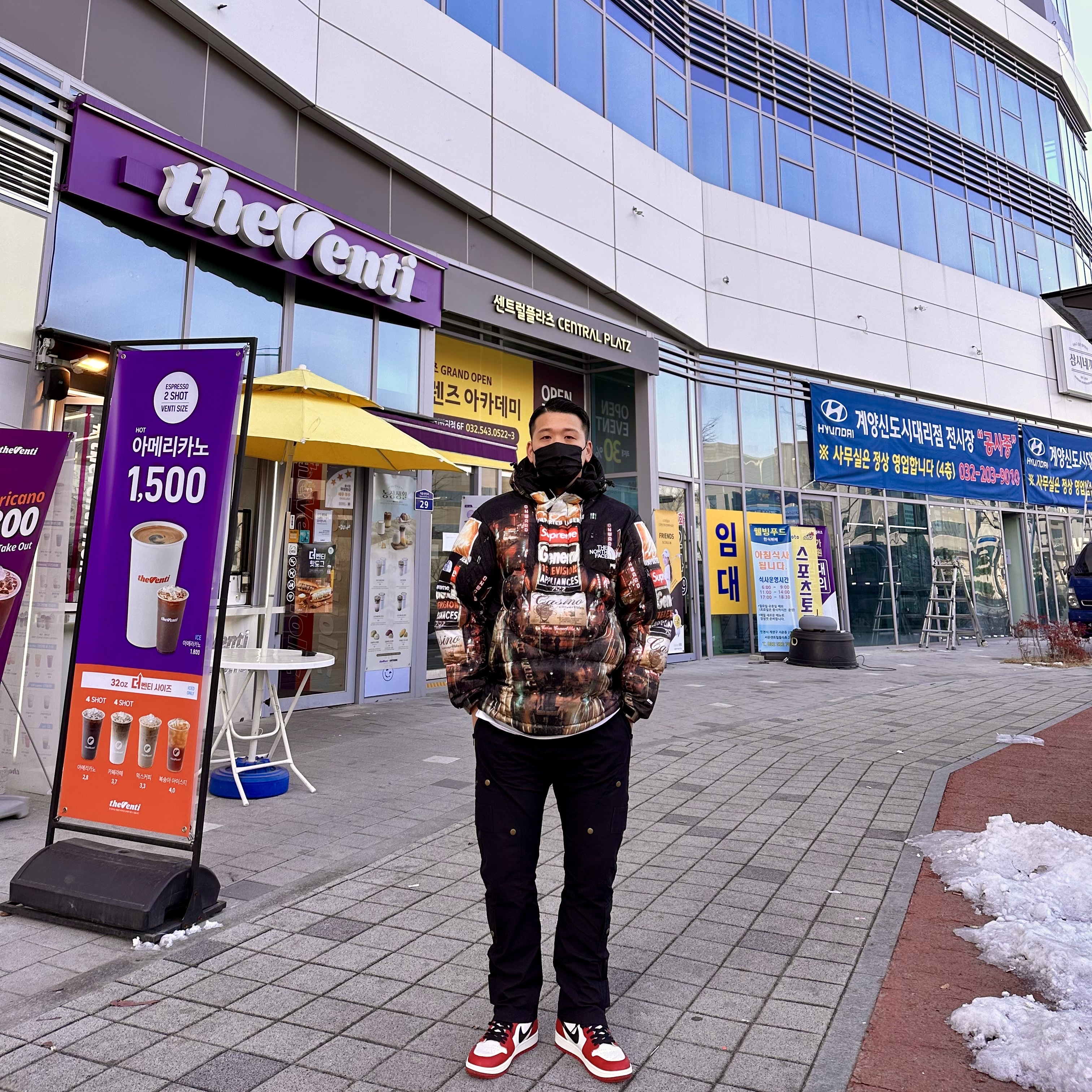 Jordan 1 Retro High OG Chicago 2022, Supreme x The North Face 800-Fill Half Zip Hooded Pullover Times Square - 22FW 착용 스타일 - 2