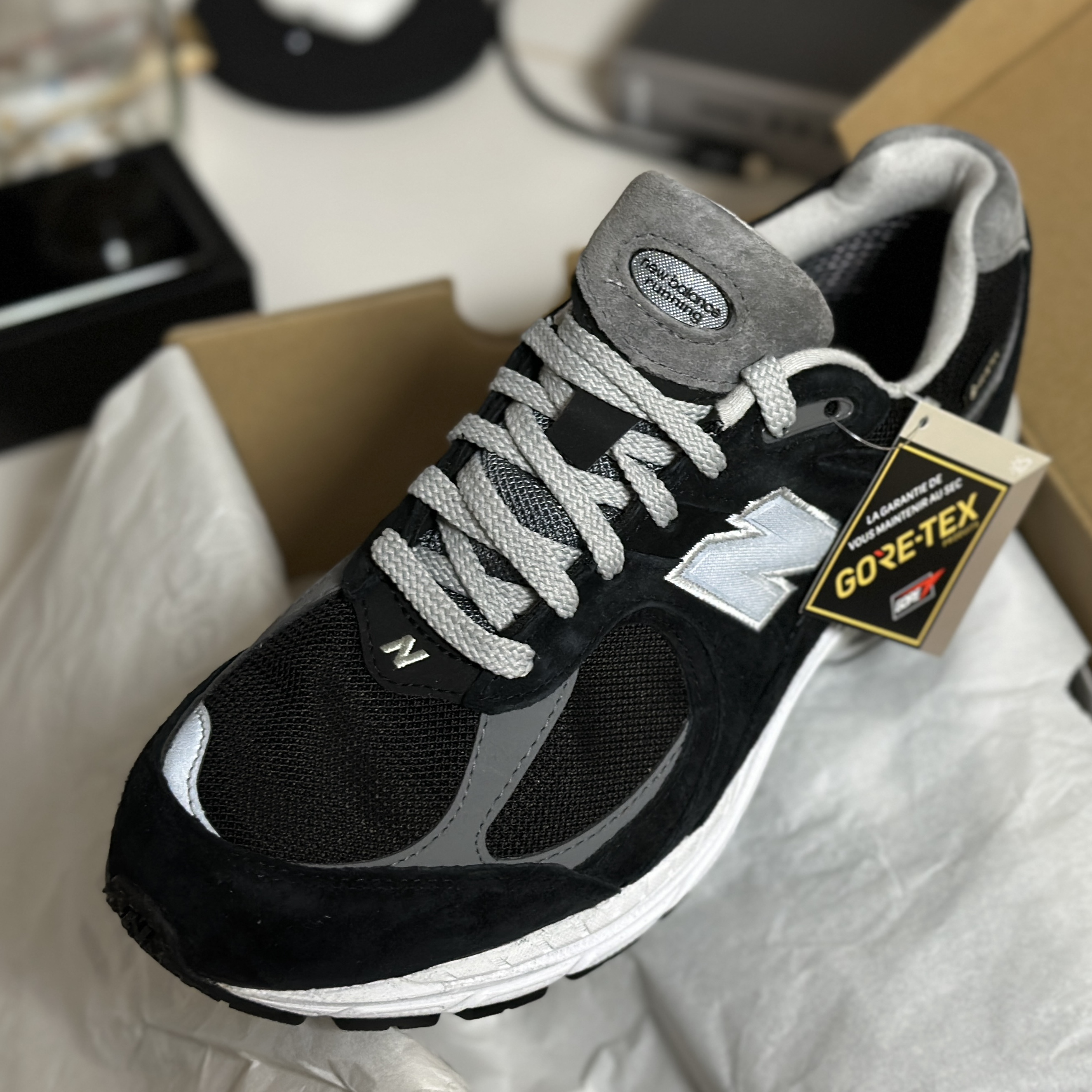 New Balance 2002R Gore-Tex Black Silver Metalic 착용 스타일 - 1